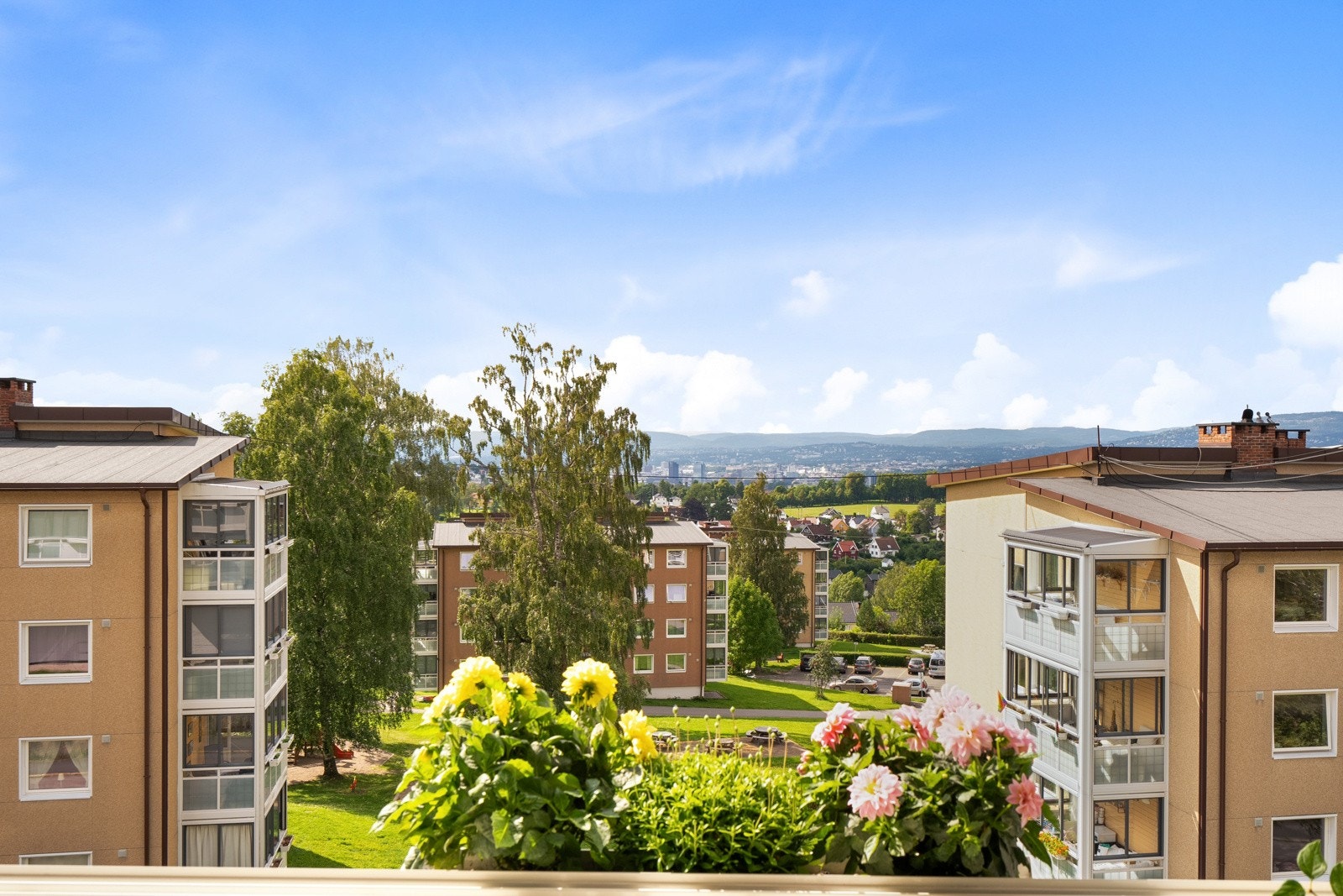 Mekanikerveien 14 er en lys og luftig 2-roms med flott utsikt, peisovn, gode solforhold og stor, innglasset balkong. Galleribilde