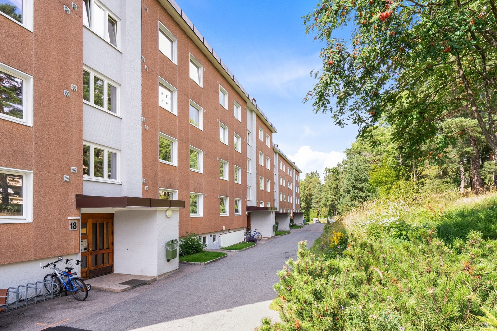 Boligen har en meget sentral, men samtidig skjermet beliggenhet i et attraktivt boligområde på Godlia/Oppsal. Kun en spasertur fra boligen til Østmarka. Galleribilde