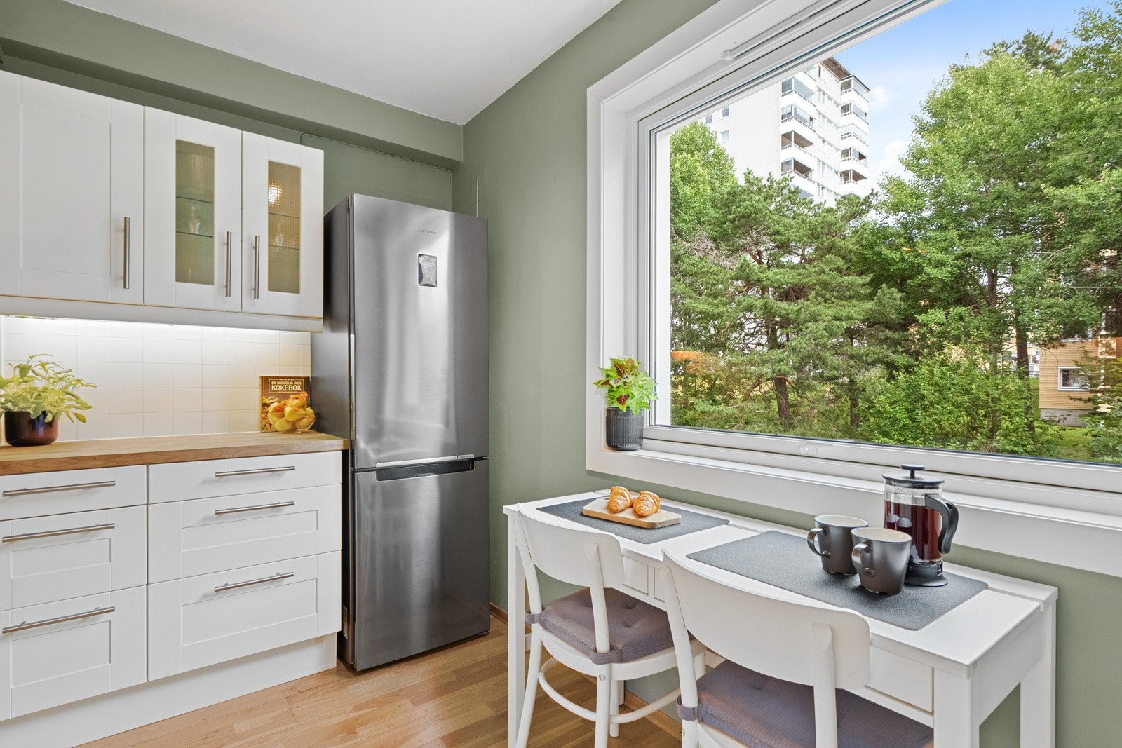 Ved kokeplass er det avtrekk fra kullfilterventilator og i kjøkkenbenken er det opplegg for oppvaskmaskin. Galleribilde