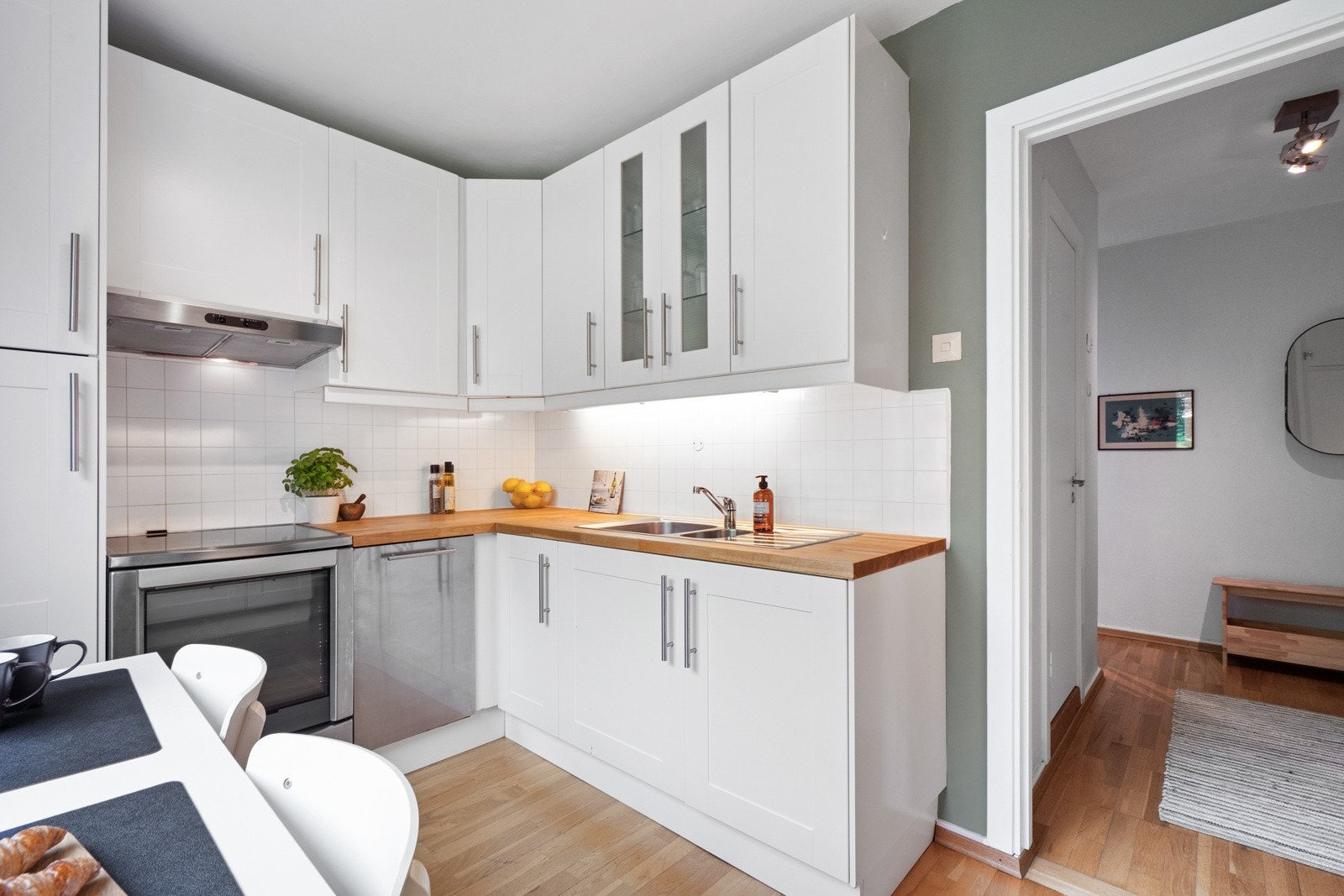 Selve kjøkkeninnredningen er trukket inn i rommet og bygget langs tre sider som utnytter rommet maksimalt. Galleribilde