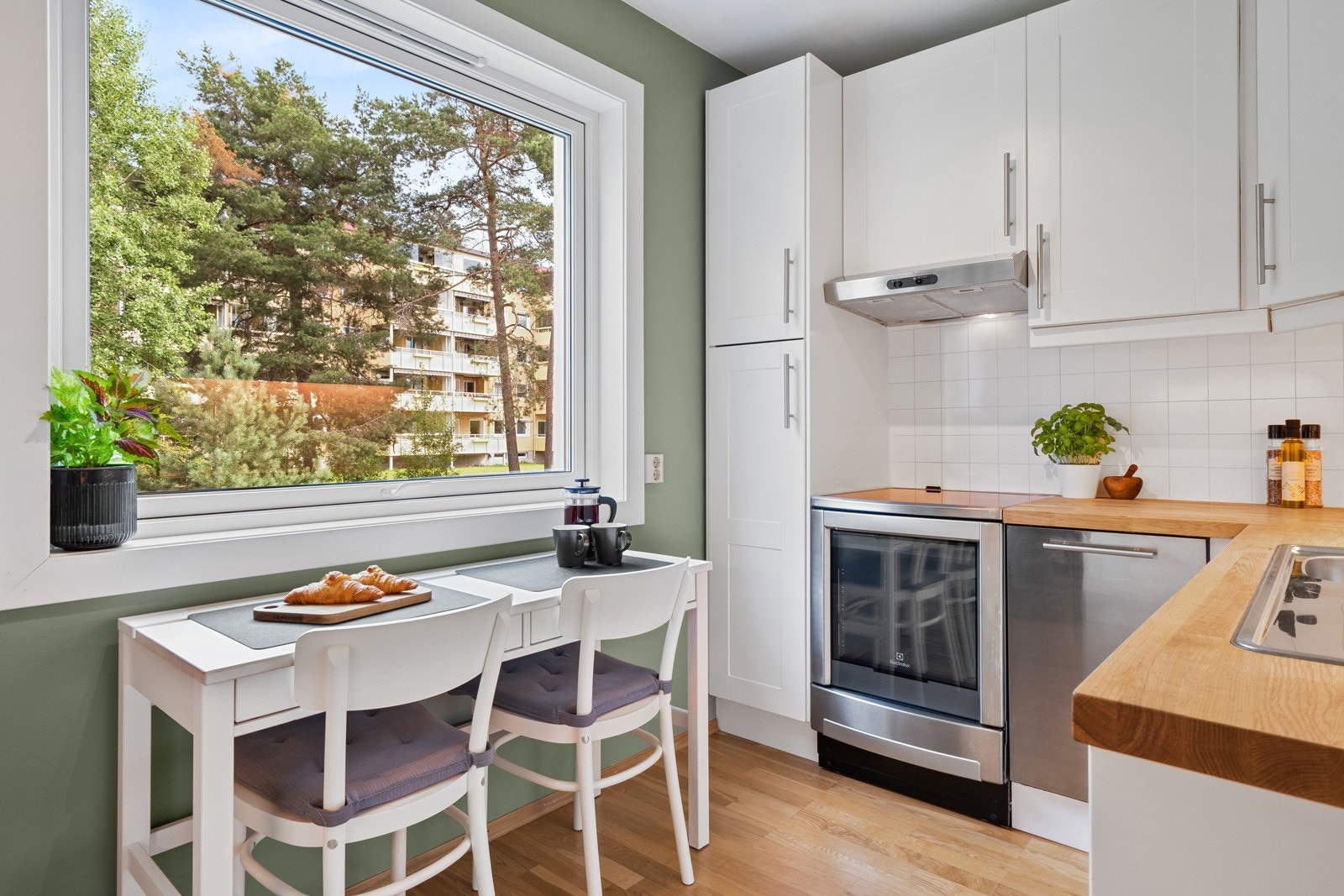 Kjøkkenet ligger i eget rom med frodig utsyn via et kjøkkenvindu. Hvitevarene medfølger i handelen. Galleribilde