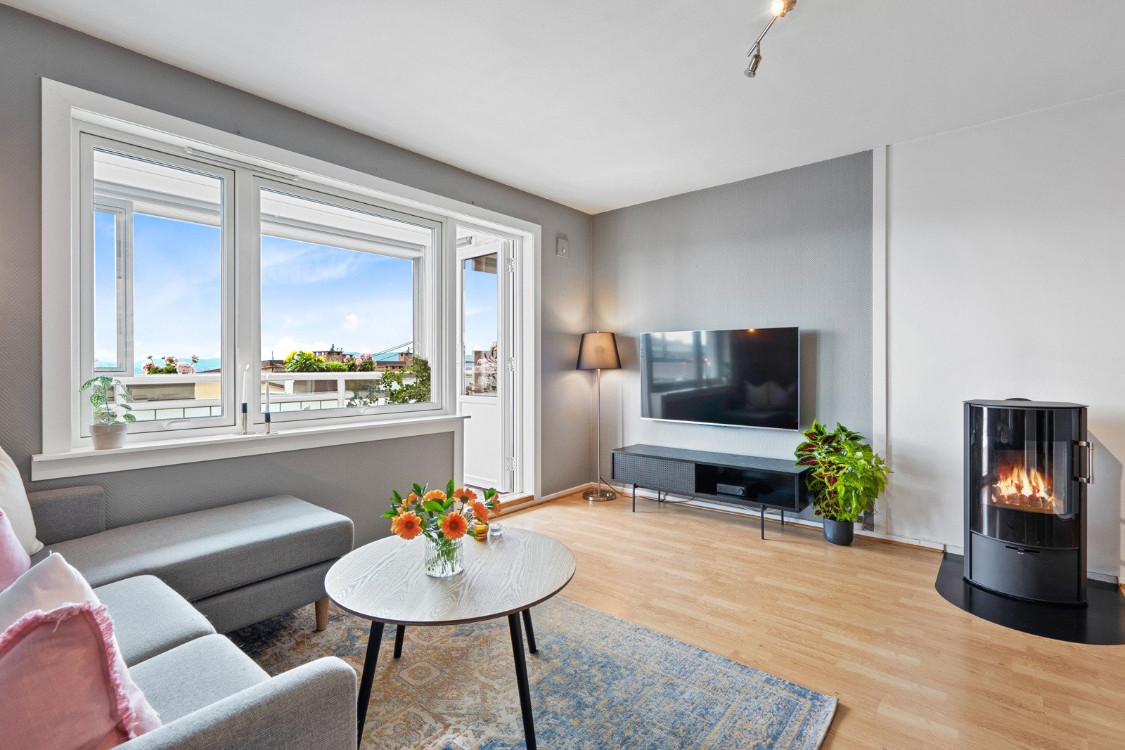 Pipeløpene i borettslaget ble rehabilitert i 2014 og internett via fiber (1000/1000 Mbps) er inkludert i felleskostnadene. Galleribilde