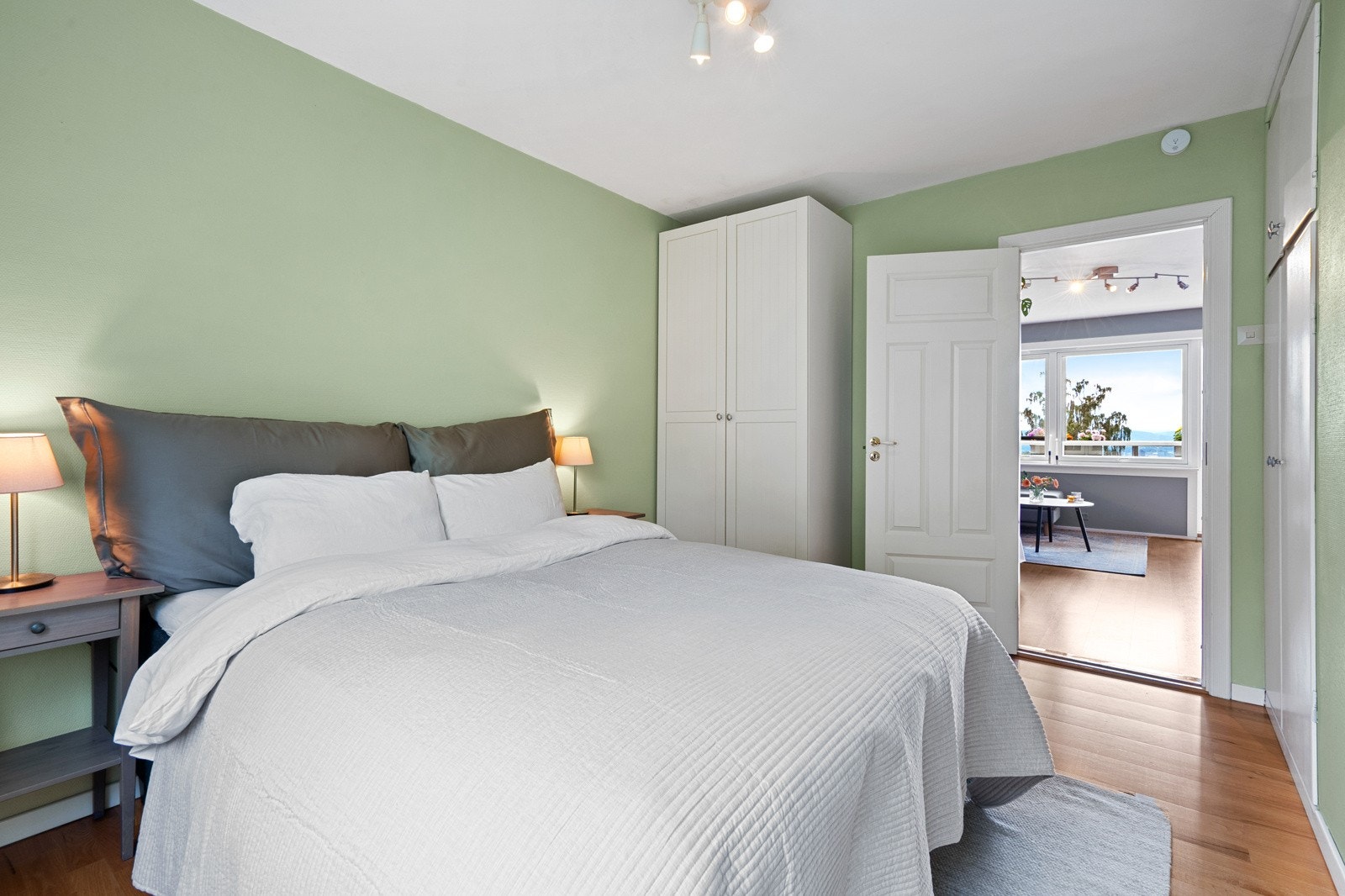 Romstørrelsen gir god plass til dobbeltseng og nattbord, og av oppbevaringsplass er det både et integrert garderobeskap og et frittstående skap. Galleribilde