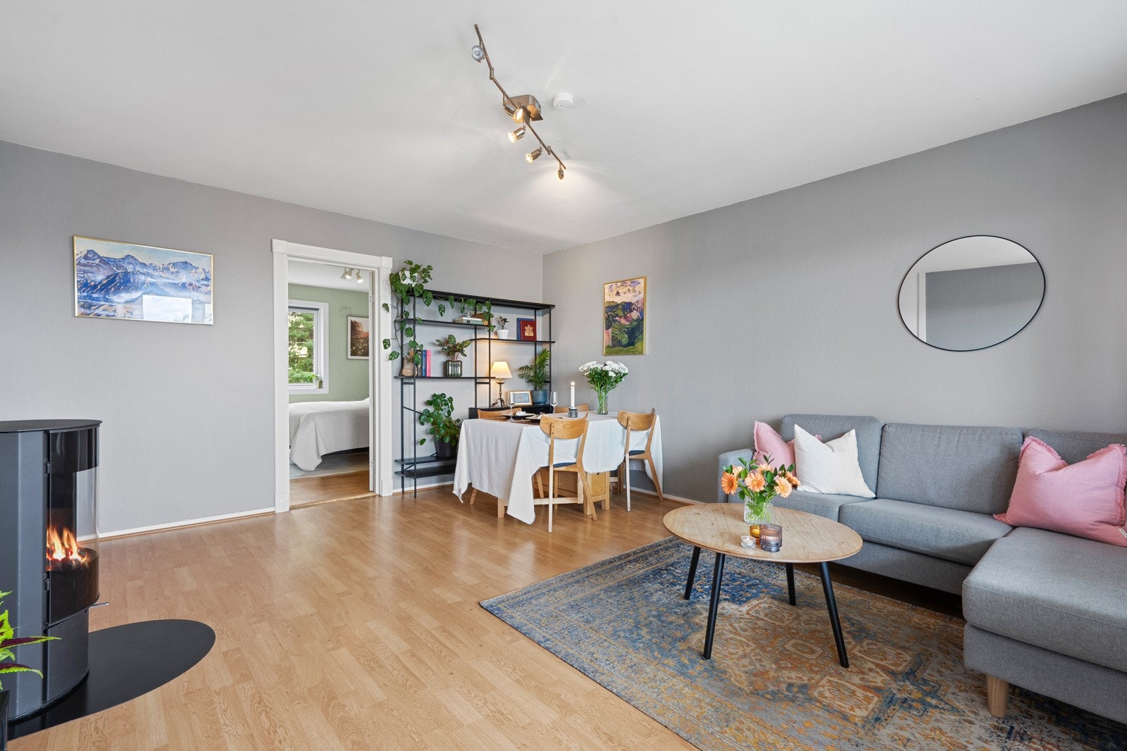 Stuen har god plass til å innredes med både sittegruppe og spisebord. Galleribilde