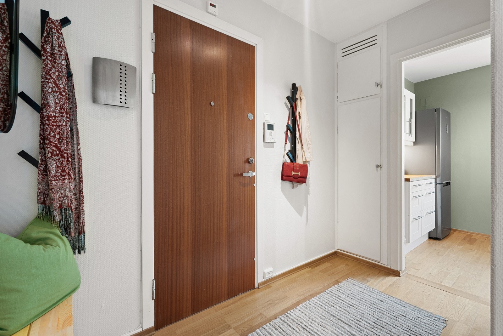 Rett ved entrédøren er det et integrert klesskap til yttertøyet og ytterligere lagringsplass finnes i tre kjellerboder. Galleribilde