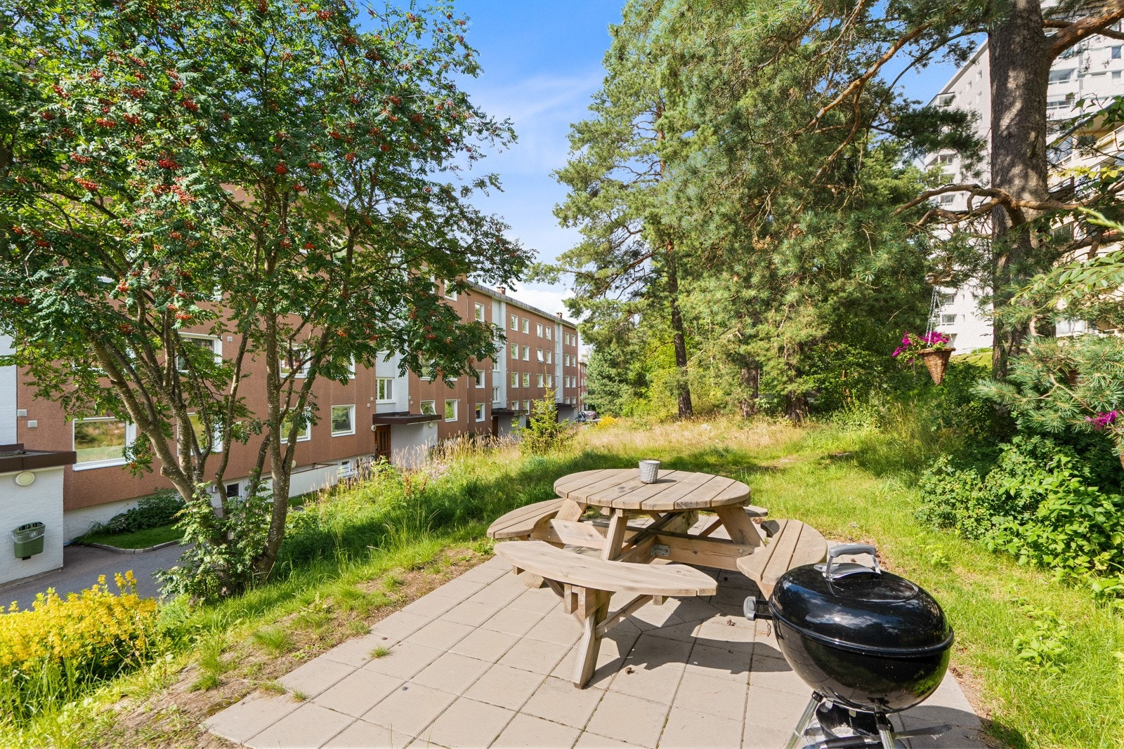 Mellom bygningene er det flere flotte sittegrupper og lekeapparater til felles anvendelse. Galleribilde