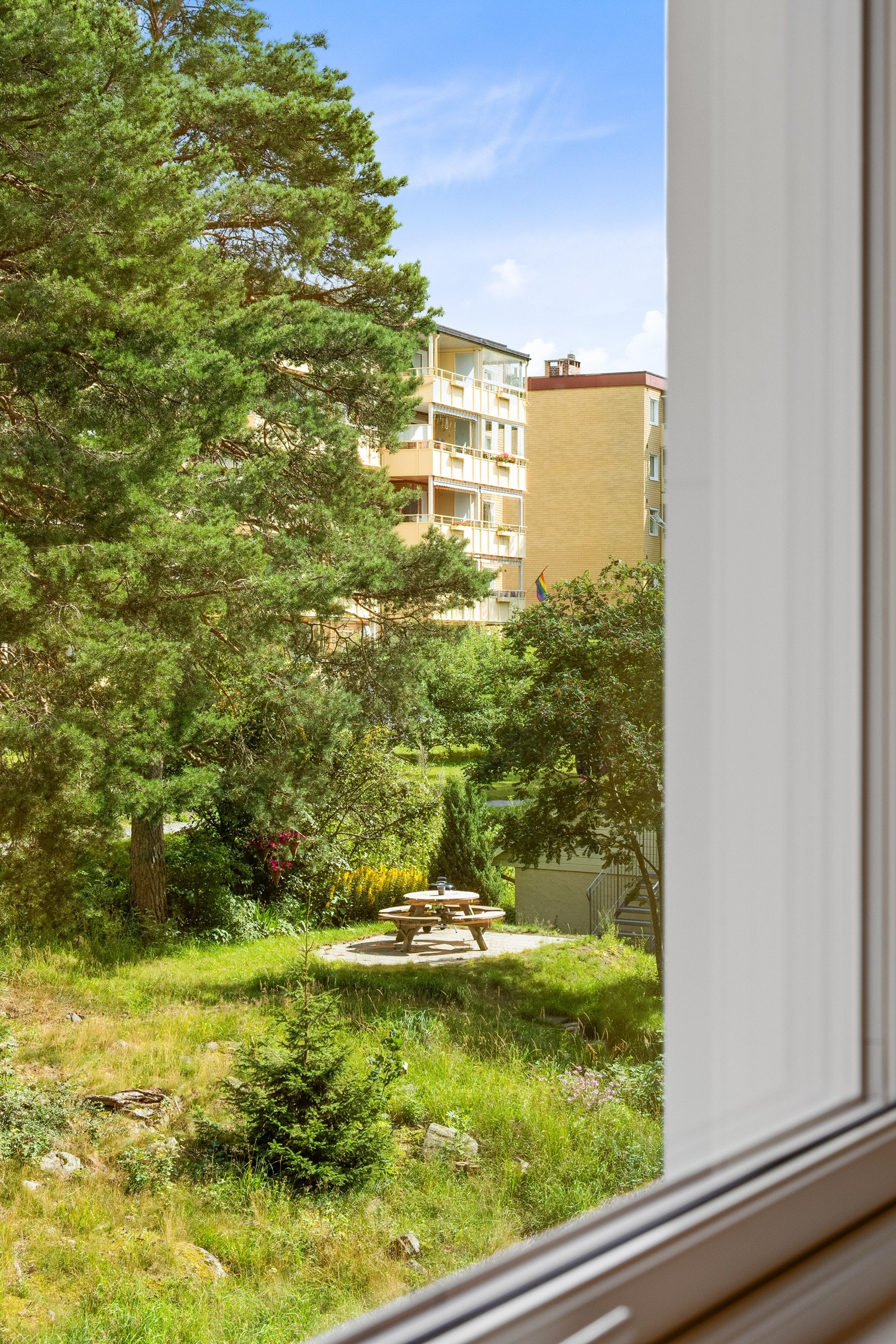 Soverommet vender ut mot rolige grøntarealer. Galleribilde