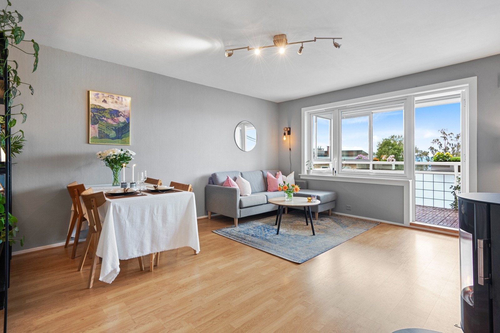 Midt i rommet er det en moderne peisovn, og på hver side er er det rom for møbler som sofa, tv-løsning og spisebord. Galleribilde