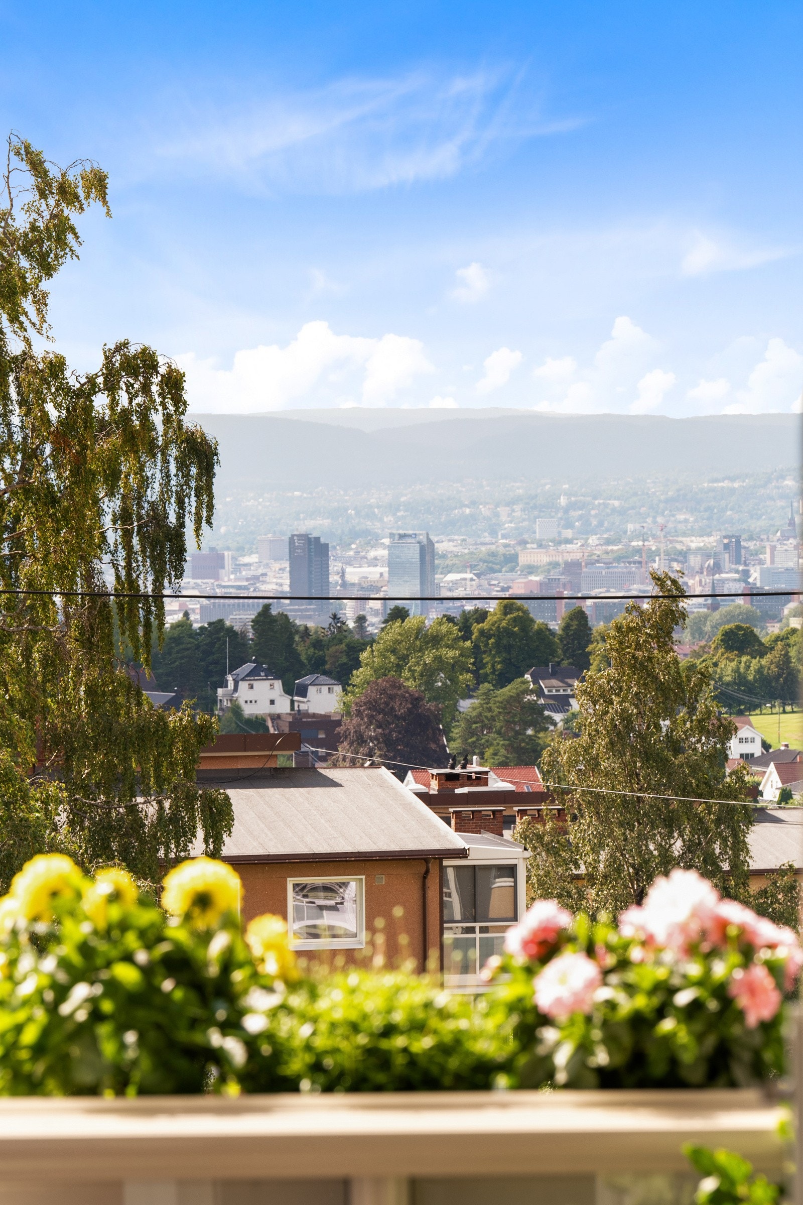 Fra balkongen er det strålende utsikt over nærområdet, og videre ned mot sentrum. Innglassingen kan skyves til side slik at solen og sommeren slipper helt inn. Galleribilde