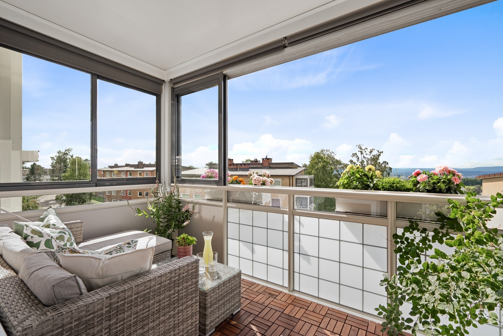 Fra stuen er det utgang til en stor, vestvendt balkong med gode solforhold og nydelig utsikt. Galleribilde