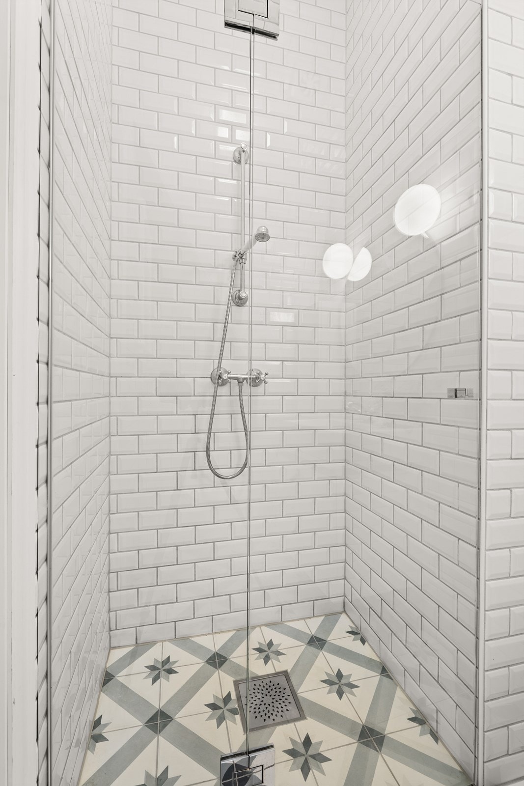 Dusjnisje med historiske fliser på gulv. Galleribilde