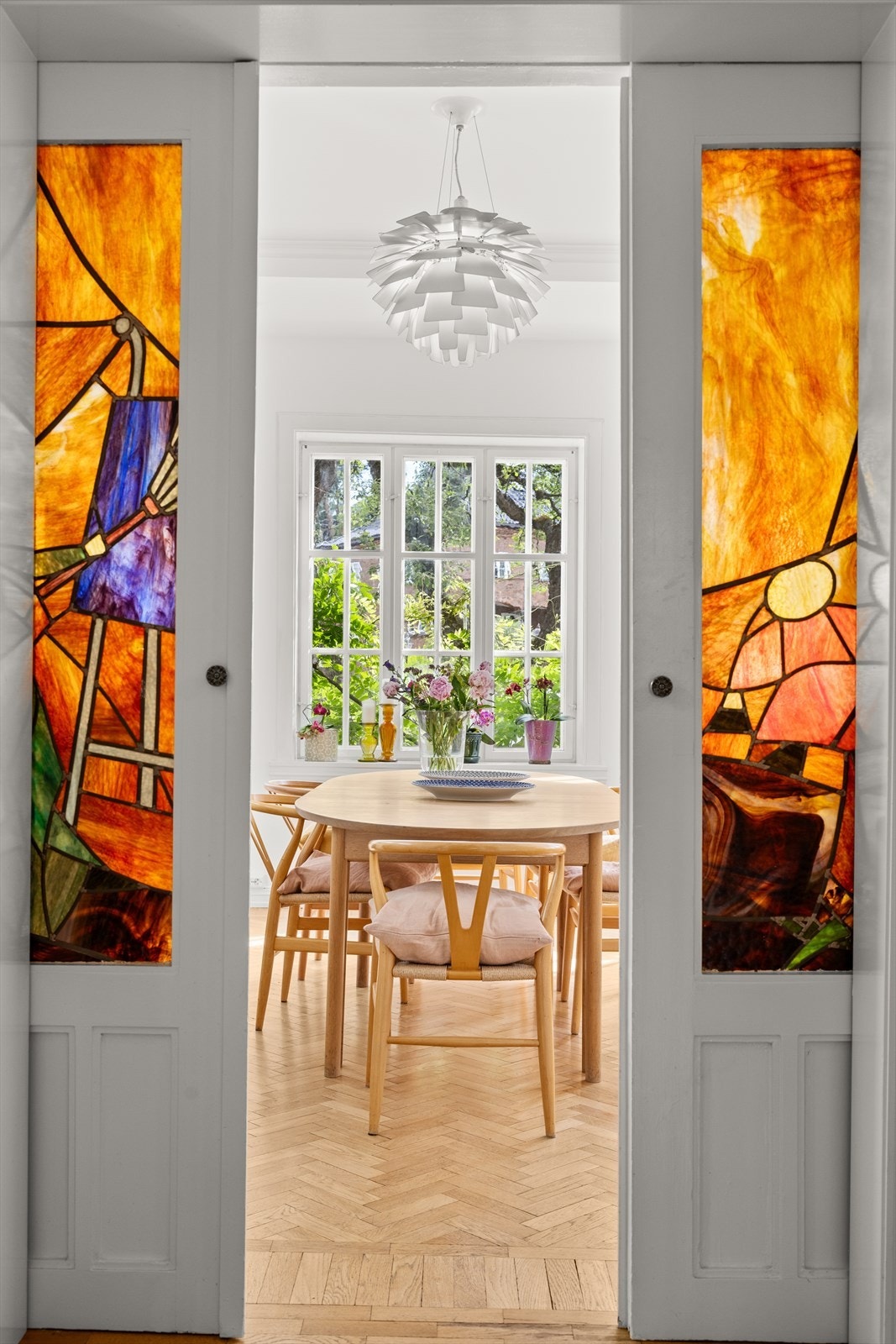 Lys og luftig spisestue med flott karnapp. Galleribilde