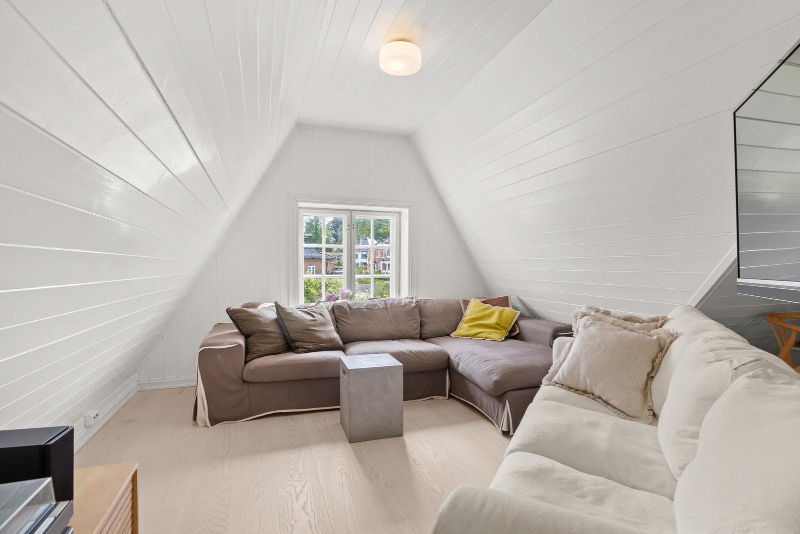 Loftstuen ble innredet i 2017 og har gjennomlys fra vinduer i hver gavlvegg. Galleribilde