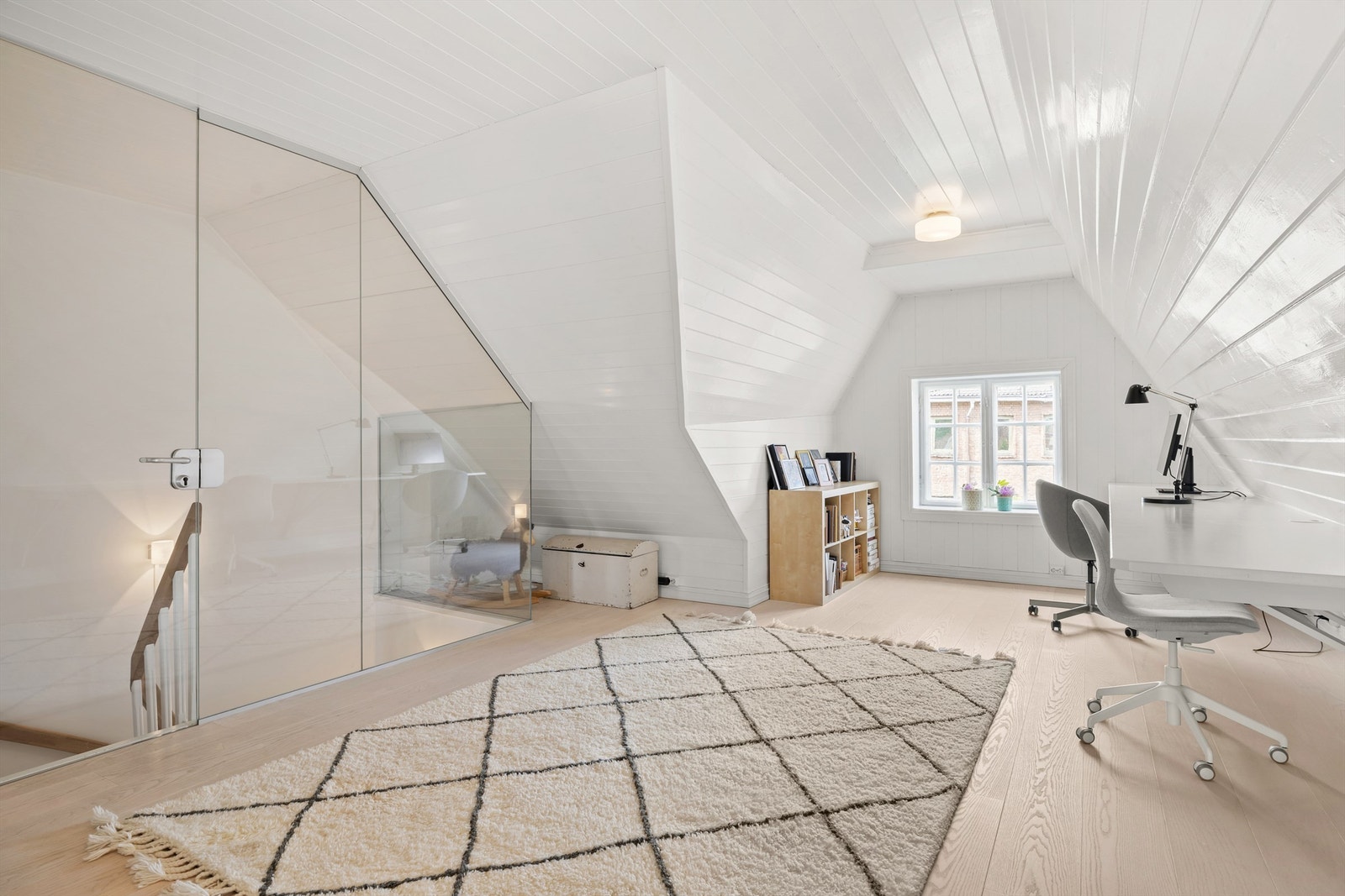 Loftstuen har plass til ulikt møblement, noe som gir fleksibilitet med tanke på bruk. Galleribilde