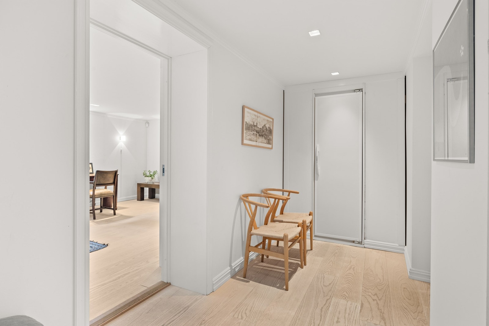 Gang i kjeller med kjølerom fra 2017 i enden. Galleribilde