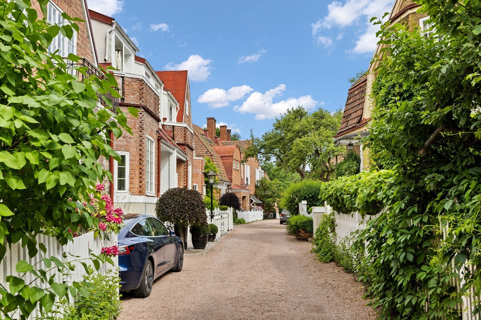 Strøket er ren idyll med vakre teglsteinsbygg, forhager med hvitmalt stakitt og bugnende beplantning. Galleribilde