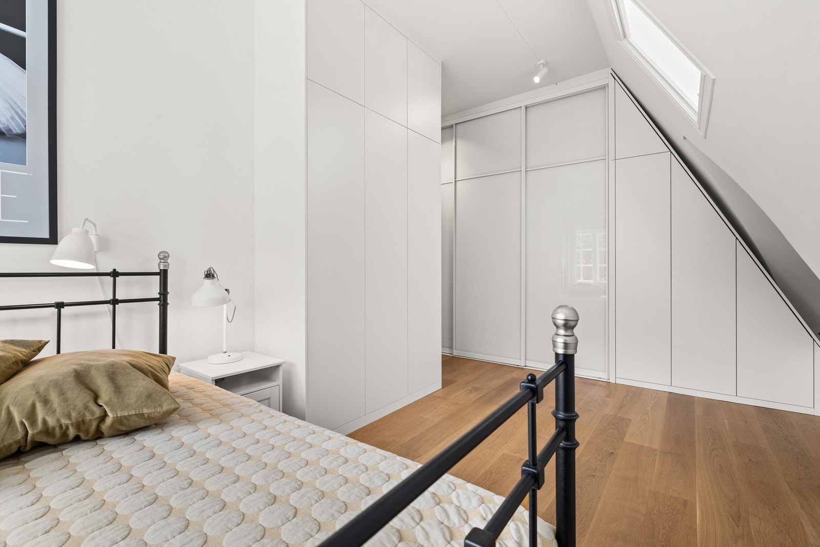 Boligen har tre luftige soverom, hvorav to med plassbygde garderobeløsninger. Galleribilde