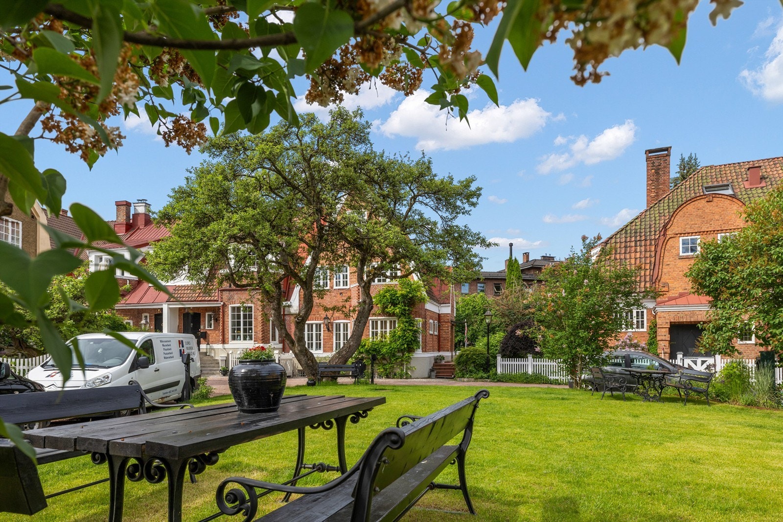 Strøket er ren idyll med vakre teglsteinsbygg, forhager med hvitmalt stakitt og bugnende beplantning. Galleribilde