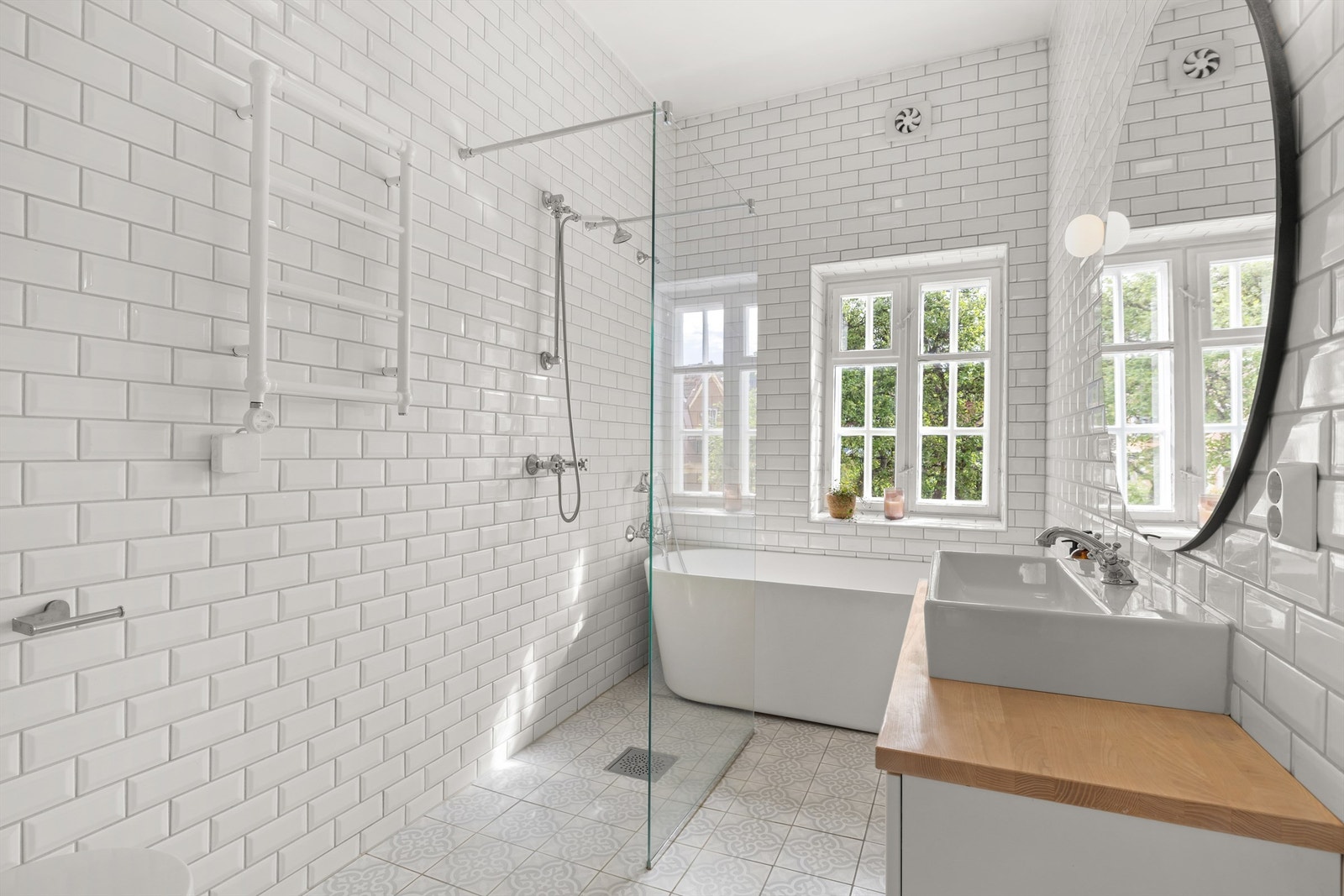 Det er to delikate bad fra 2017 i andre etasje, det ene med både badekar og dusjnisje. Galleribilde