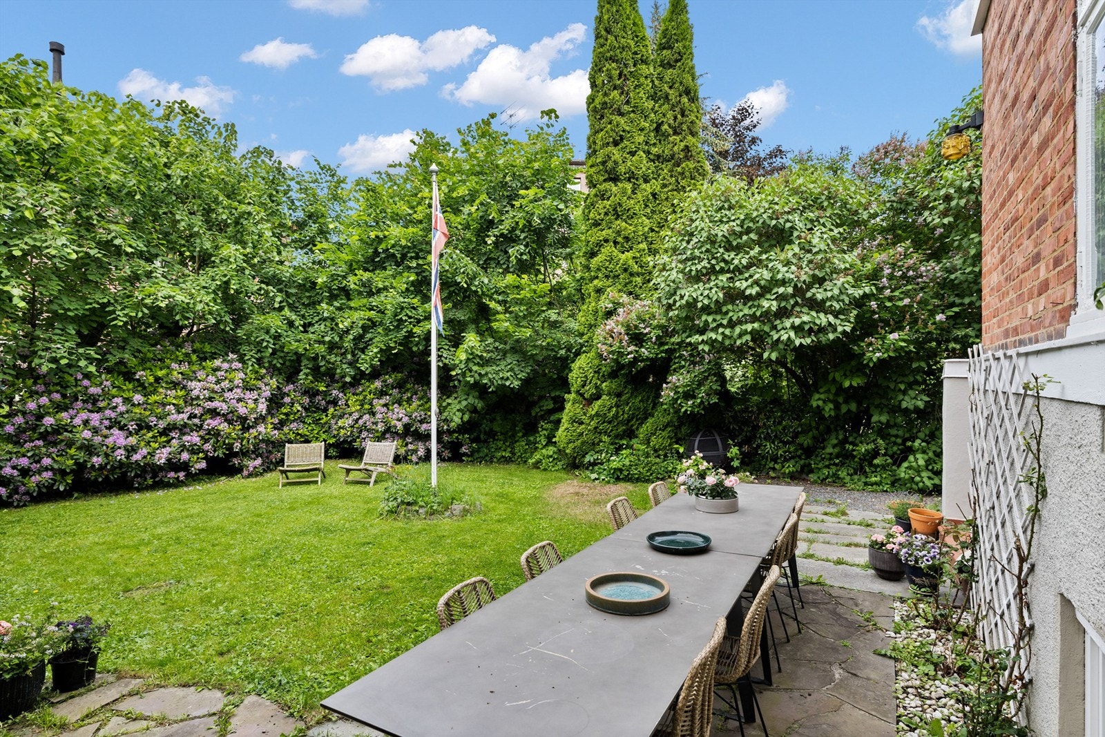 Miljøet rundt byggene er grønt og frodig, og gir en skjermet idyll som er helt unik. Galleribilde