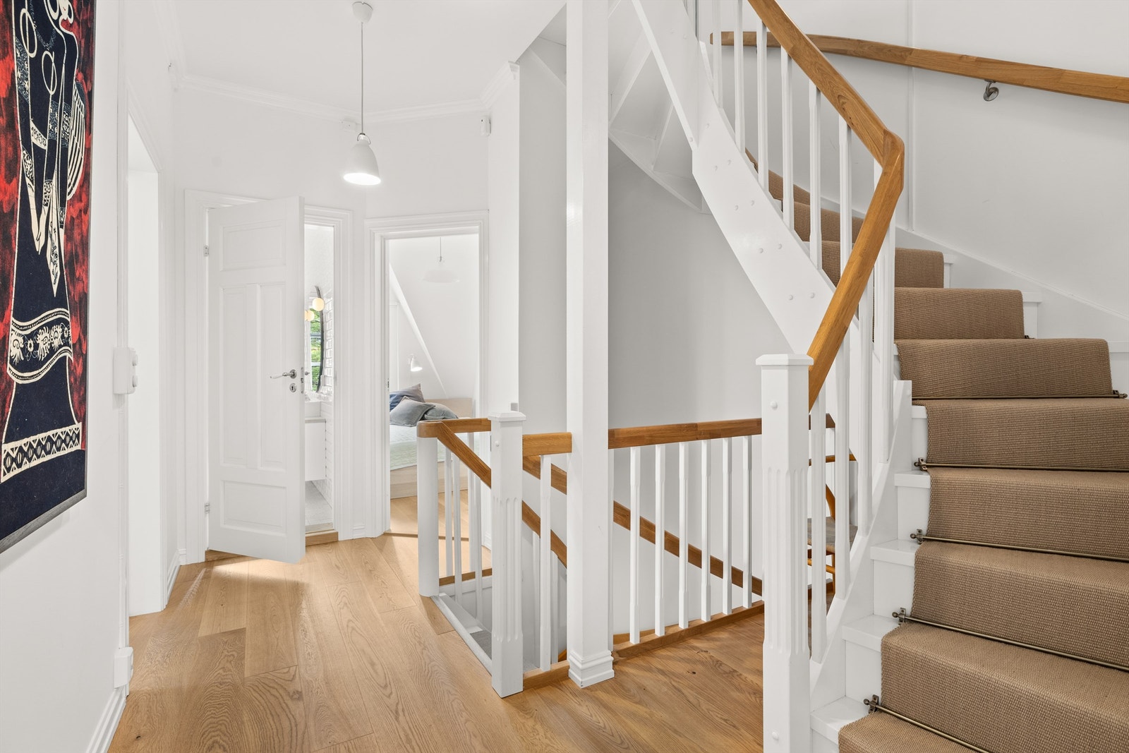 Trappen mellom etasjene har vevd trappeløper og bronsefargede trappestenger. Galleribilde