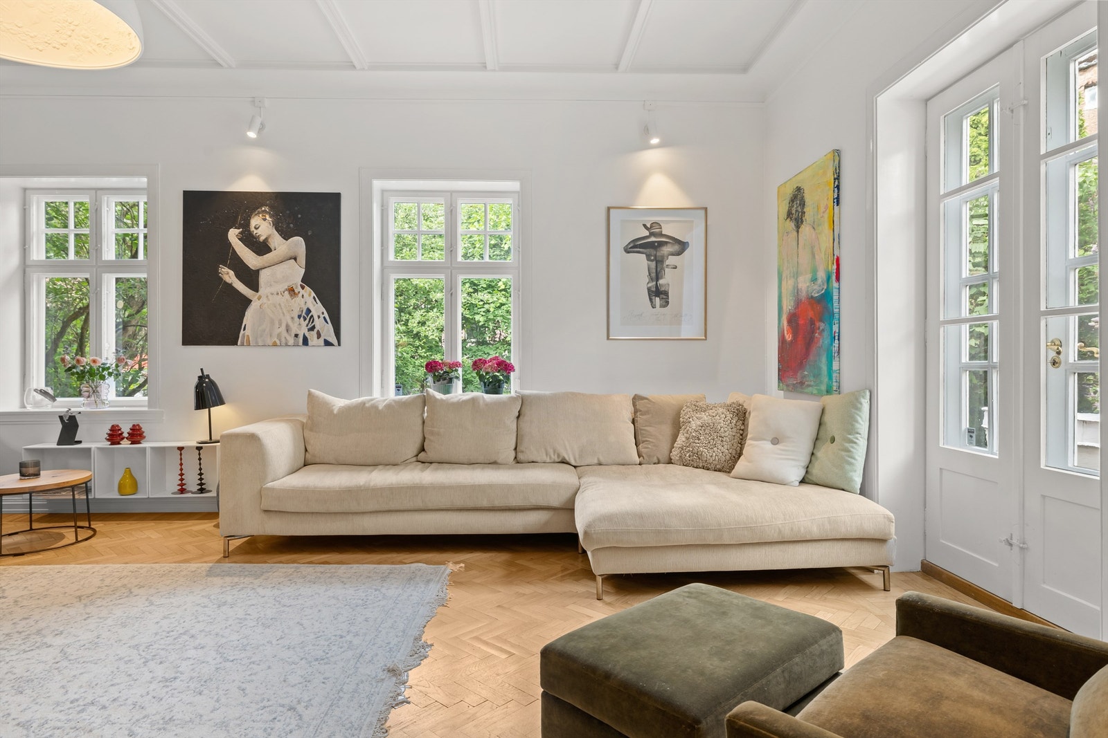 Stuen er lys og luftig med 3,10 m takhøyde, vinduer mot vest og terrassedør mot nord. Galleribilde