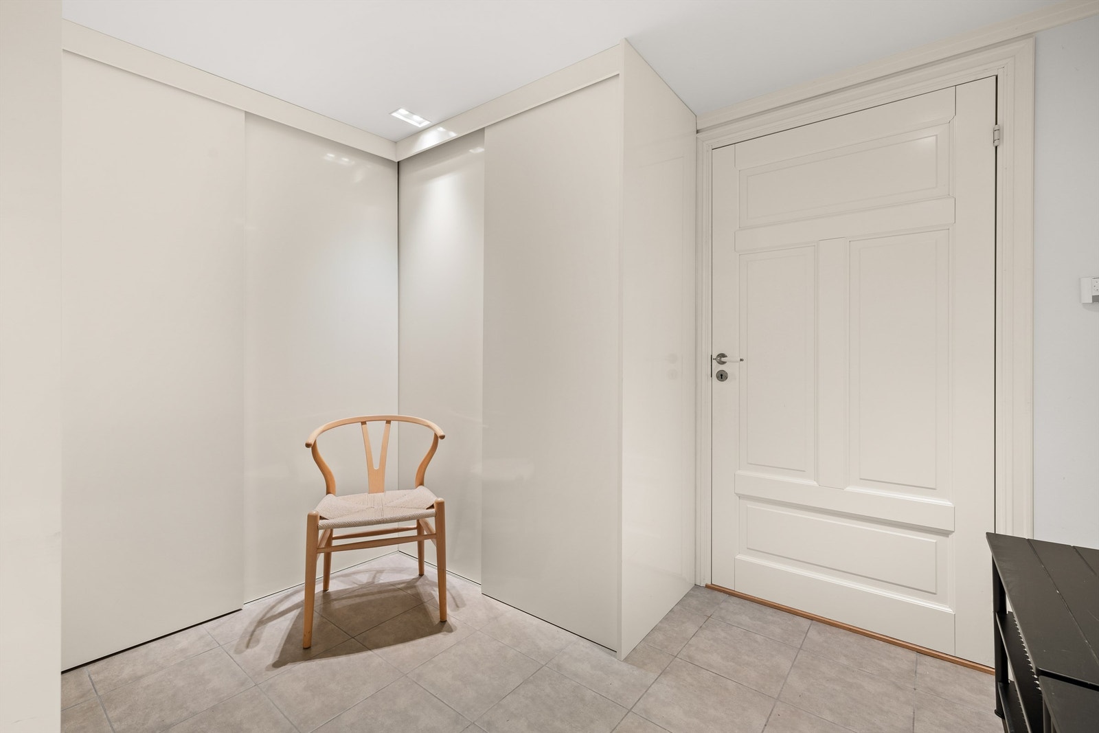 Kjelleren har en flislagt garderobe og inngang til en romslig sportsbod. Galleribilde