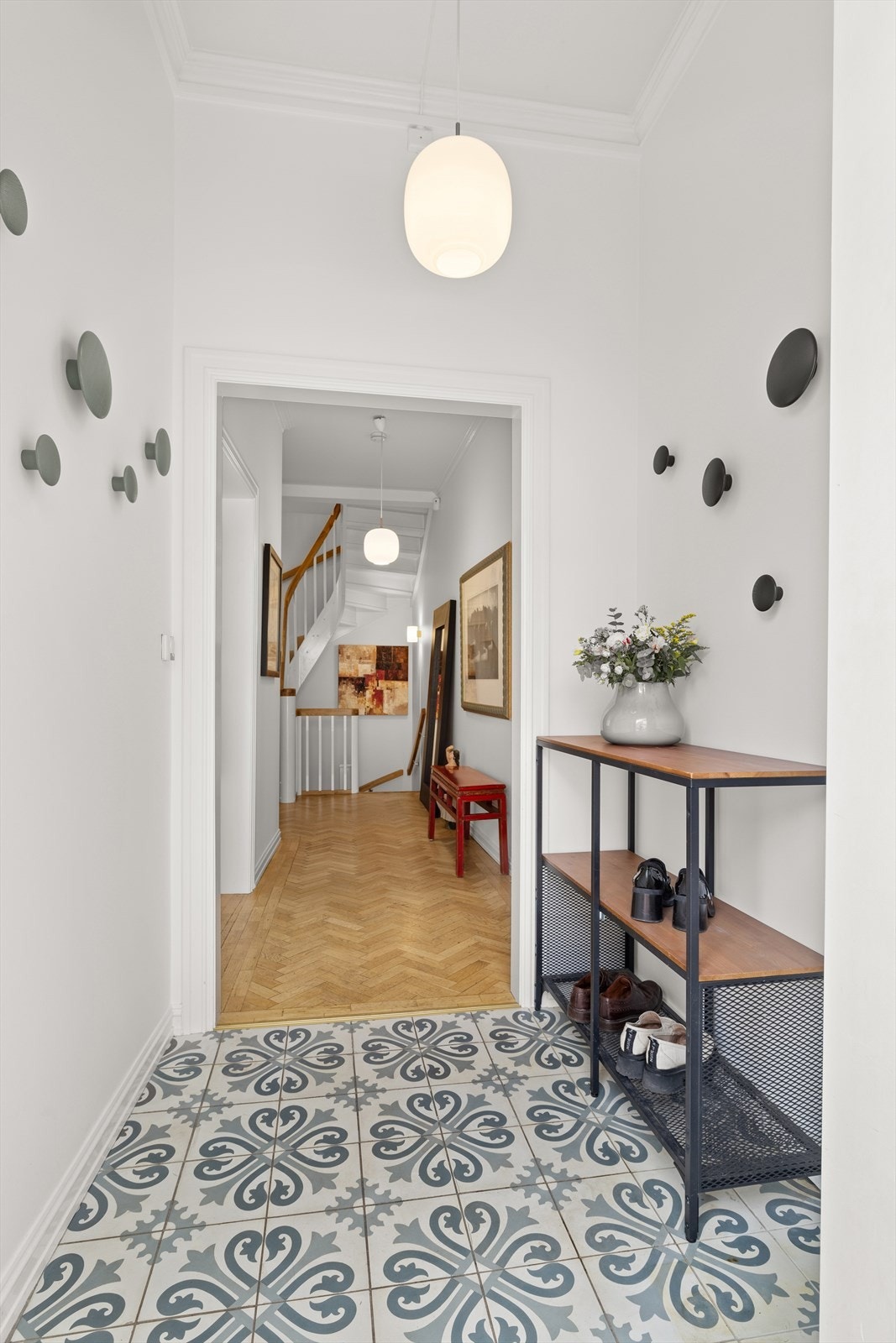 Entréen har flotte historiske fliser på gulv. Galleribilde