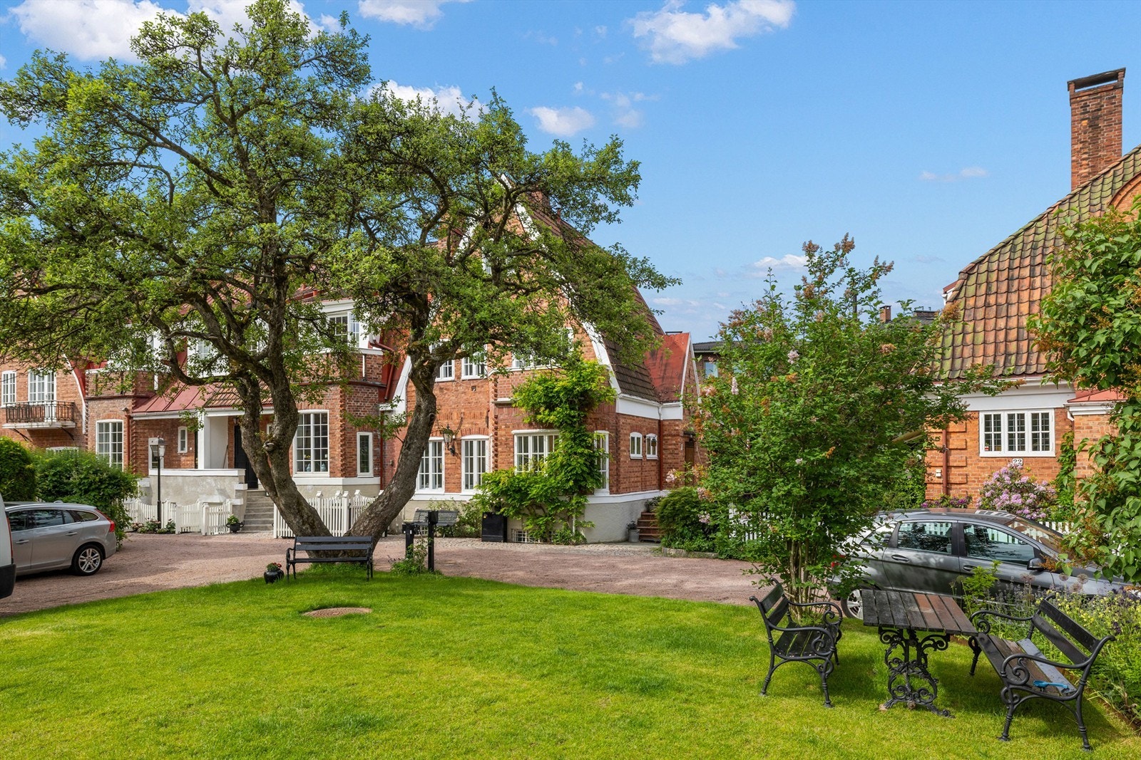 Miljøet rundt byggene er grønt og frodig, og gir en skjermet idyll som er helt unik. Galleribilde