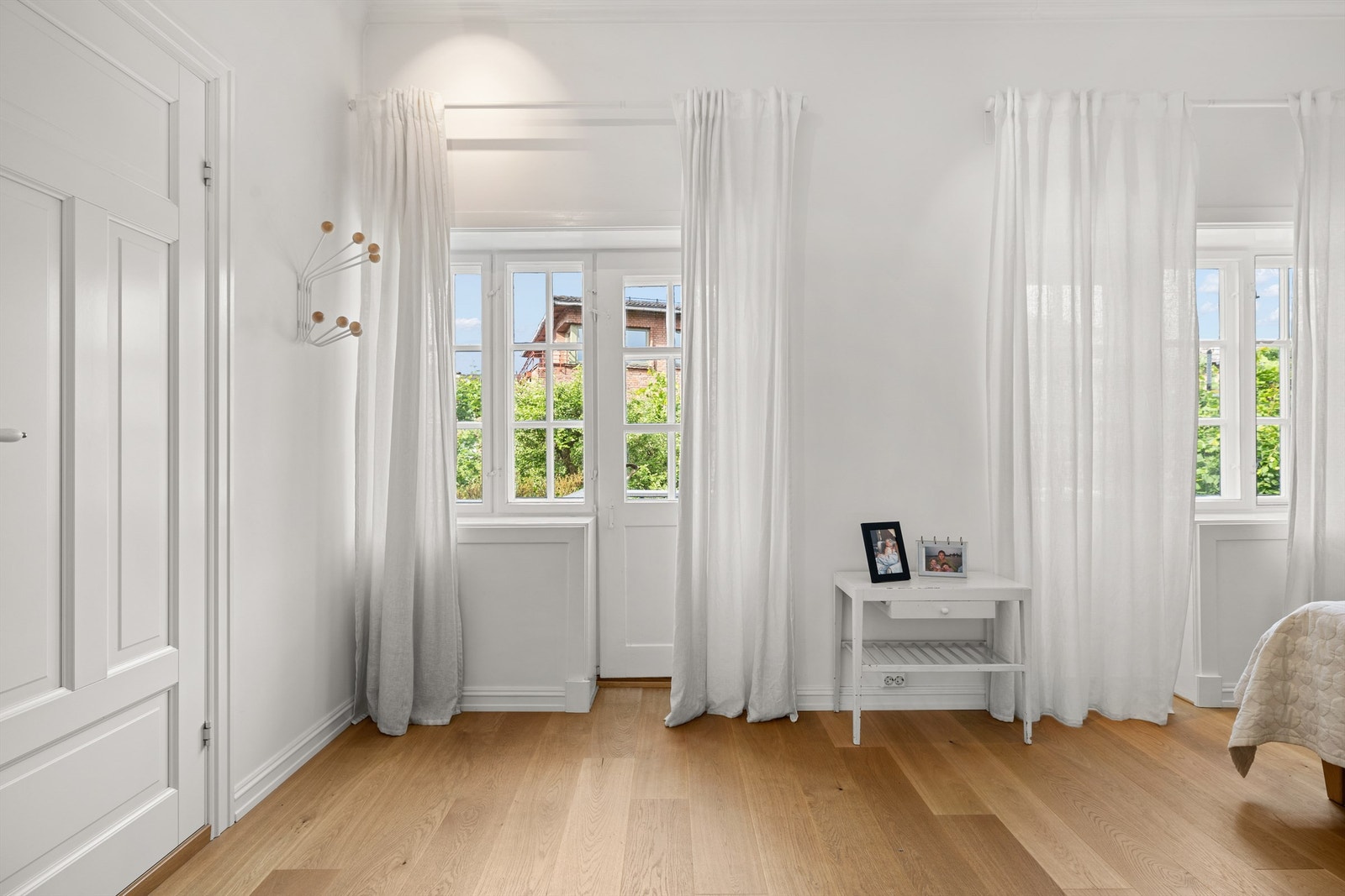 Fra mastersuiten er det to balkongdører ut til terrassen. Galleribilde