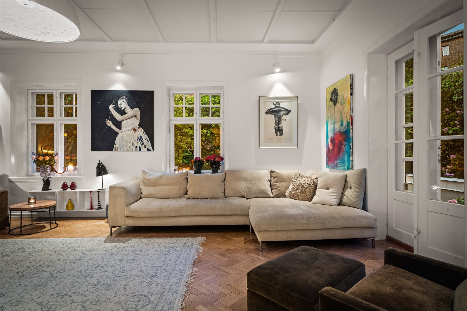 Kveldsstemning i stue. Galleribilde