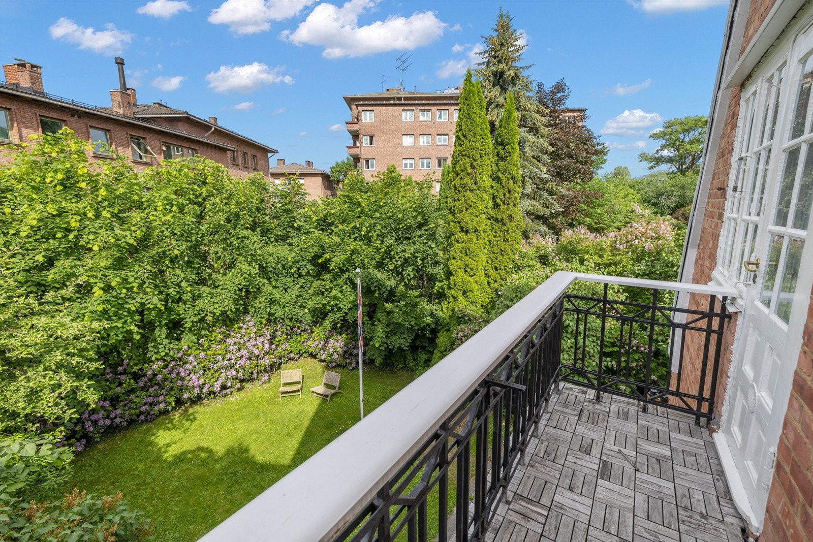 Fra mastersuiten er det utgang til en vestvendt balkong på ca. 2 kvm. Det er også en østvendt balkong på motsatt side. Galleribilde