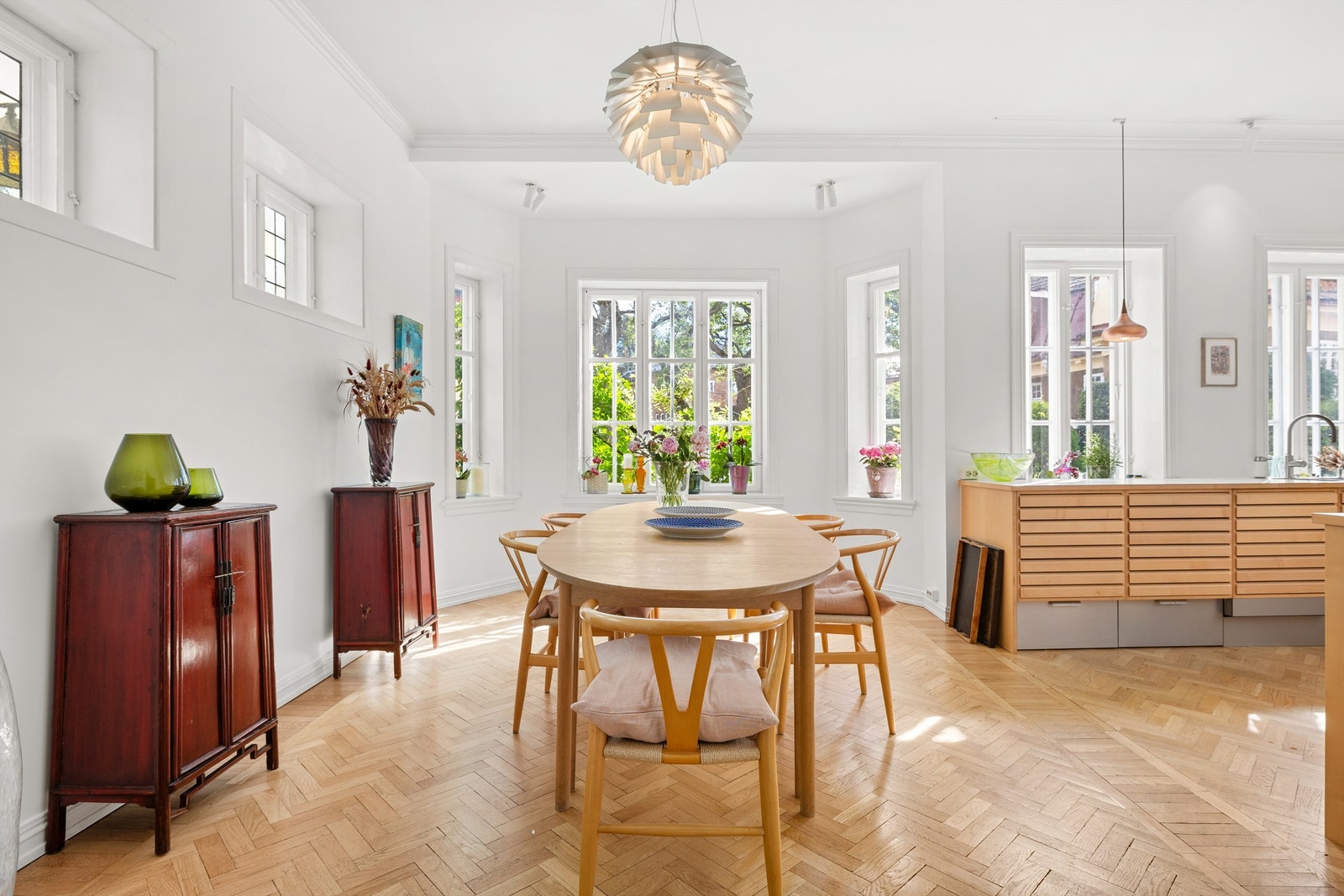 Spisekjøkkenet har et flott karnapp og god plass til et stort spisebord. Galleribilde