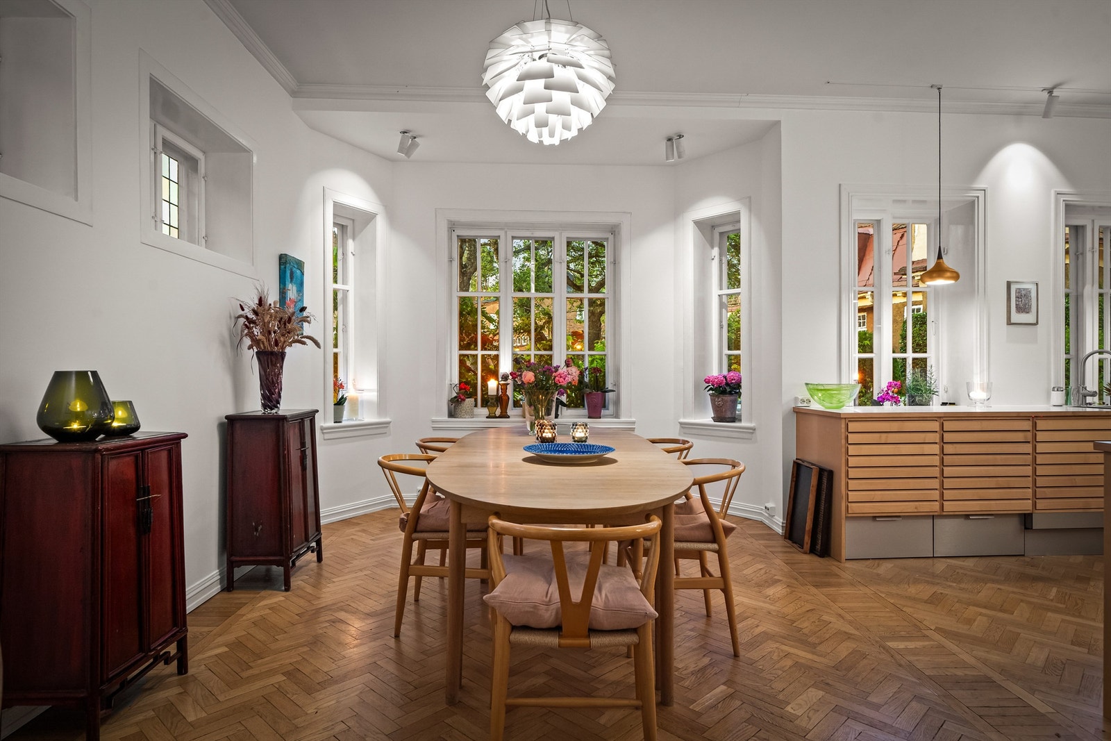 Stort og hyggelig kjøkken fra 2017 med god plass til stort spisebord. Galleribilde