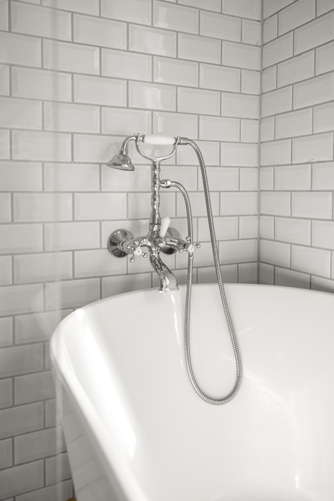 Armaturene er holdt i en nostalgisk, engelsk stil som kler huset. Galleribilde