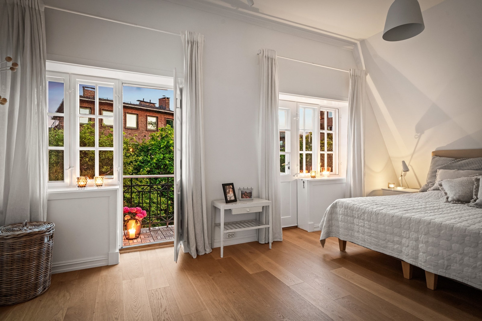 Mastersuite med tilliggende baderom og utgang til balkong. Galleribilde