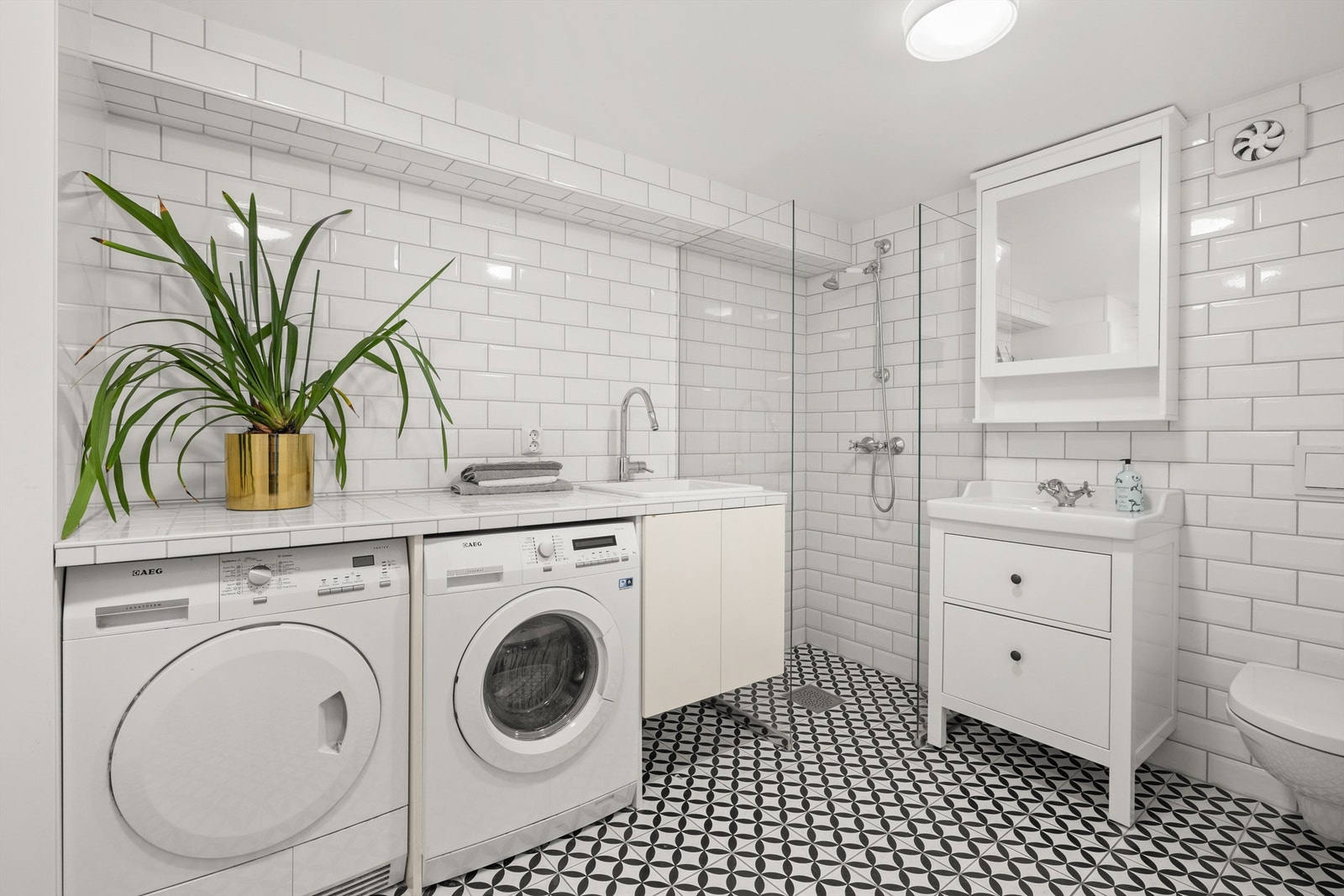 Vaskerommet er pent innredet, holdt i en nostalgisk stil som passer godt til husets sjel. Galleribilde