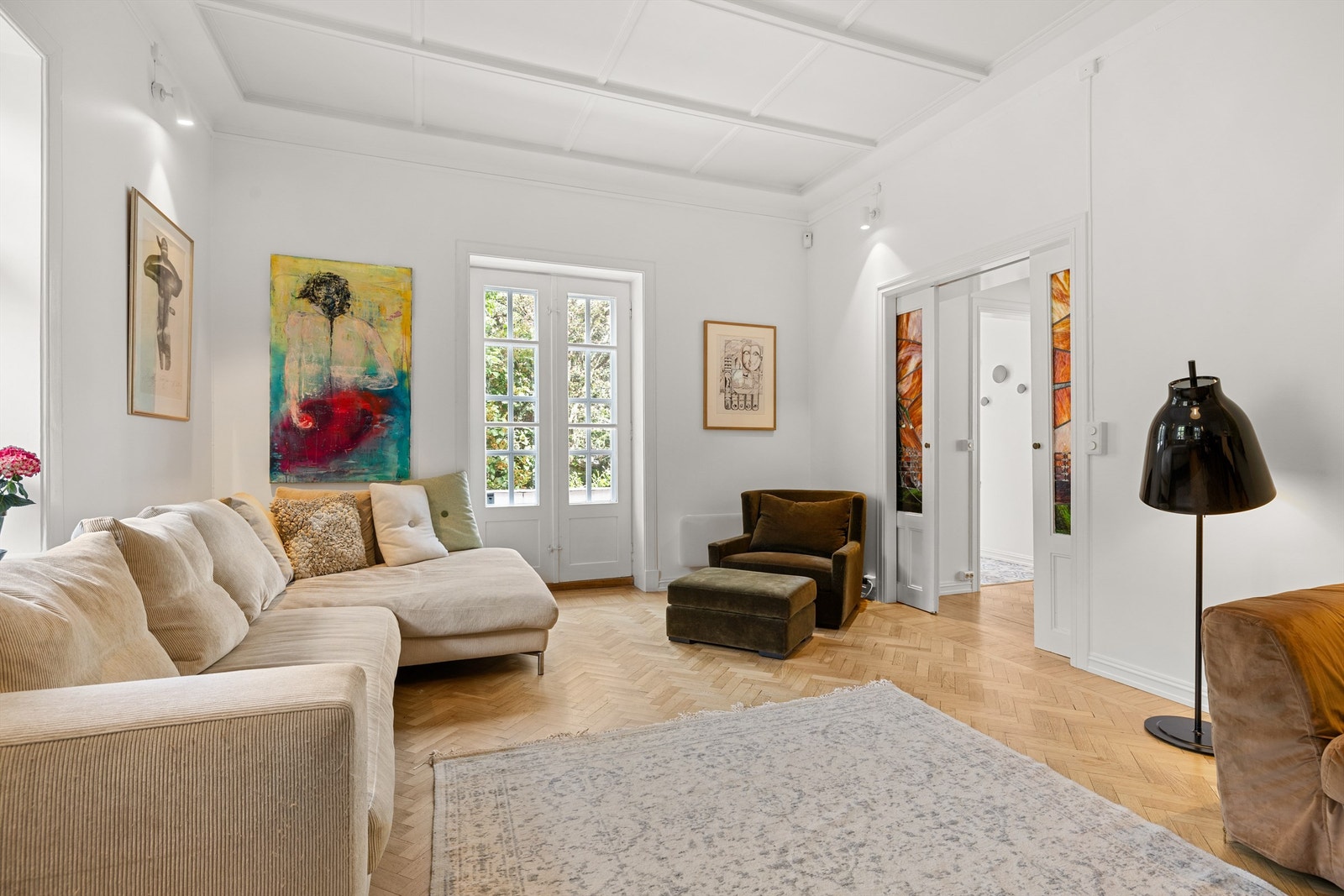 Utgang fra stuen til den hyggelige hagen. Galleribilde