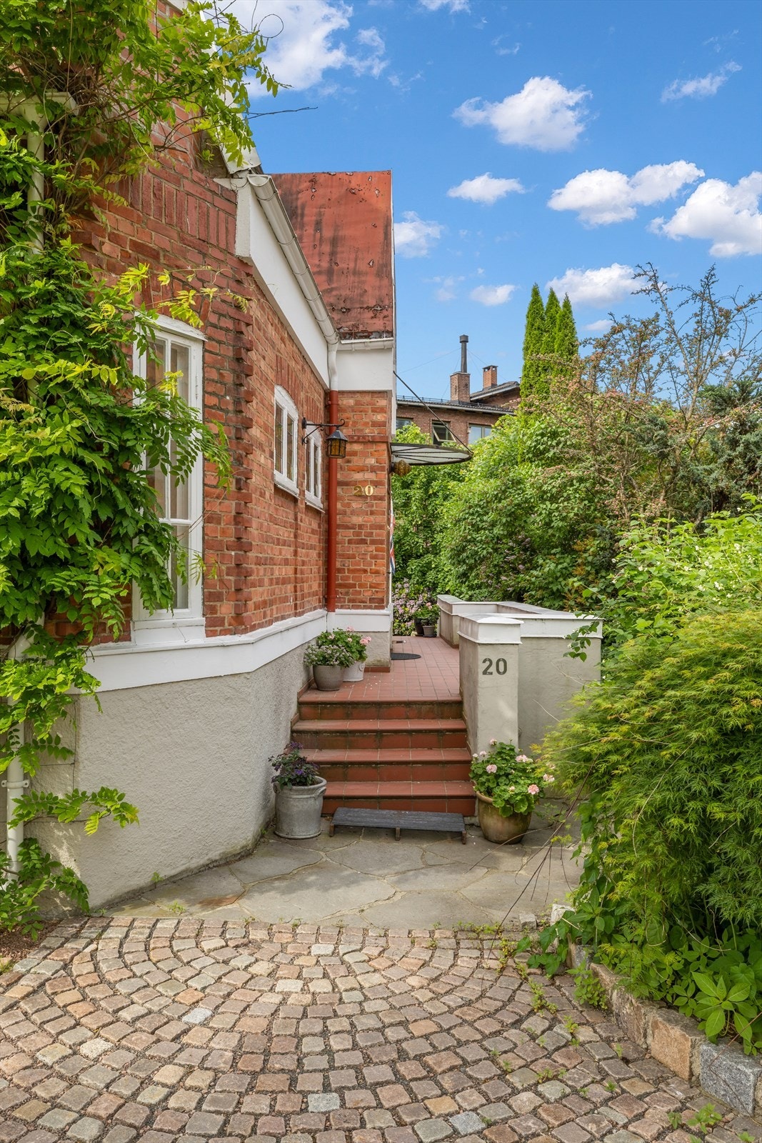 Teglsteinsbygget ble oppført i 1912, tegnet av Harald Hals, og utført i engelsk rekkehusmodell som kjennetegner miljøet. Galleribilde