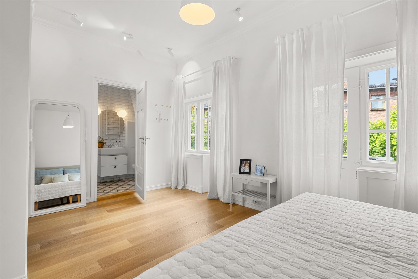 Hyggelig hovedsoverom med direkte adkomst til eget baderom og utgang til balkong. Galleribilde