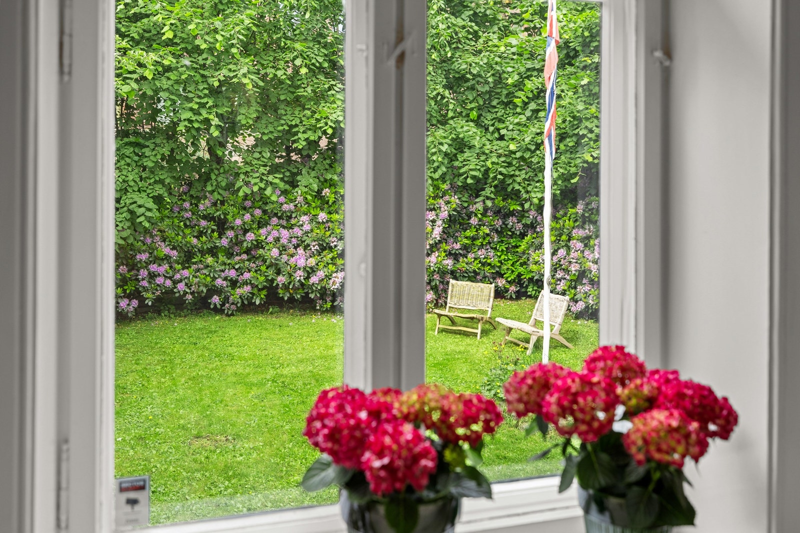 Utsikt fra stue mot privat hage. Galleribilde