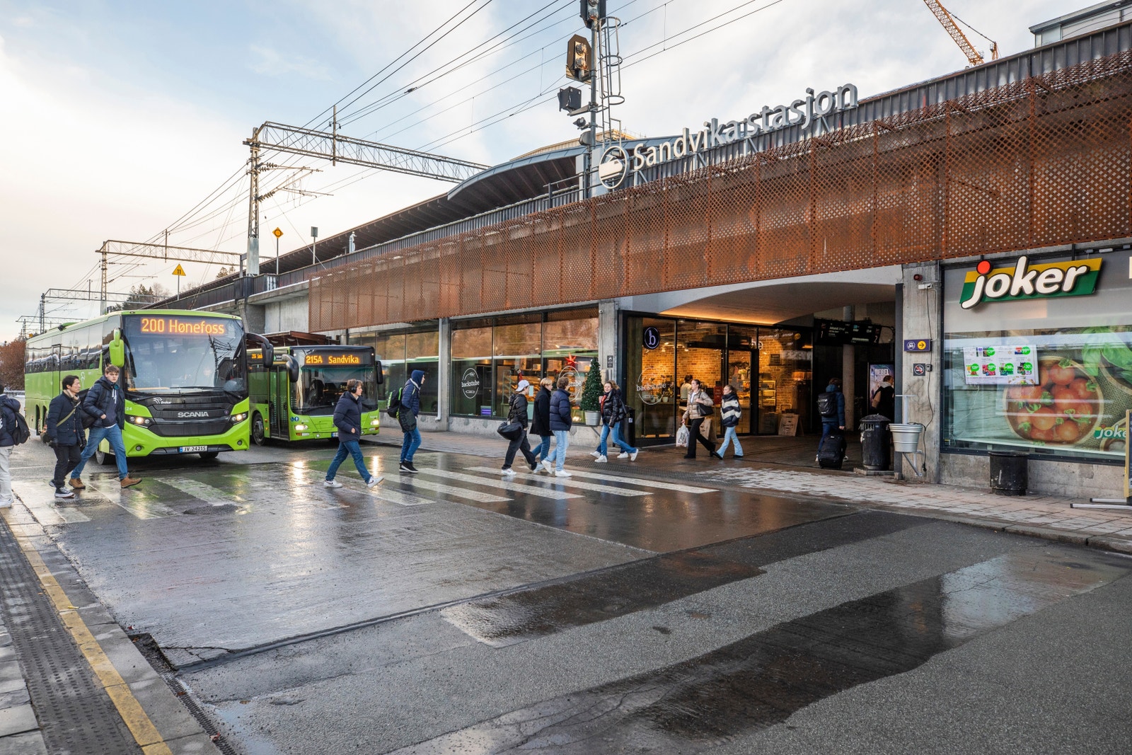 Buss og tog - rett ved siden av bygget. Galleribilde