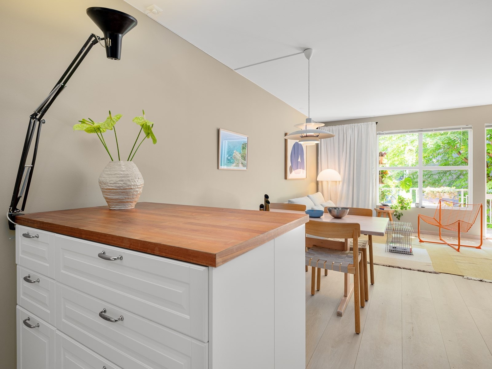 Kjøkkenet har et moderne og tidsriktig uttrykk med masse lagringsplass i benkeskap og vegghengte hyller Galleribilde