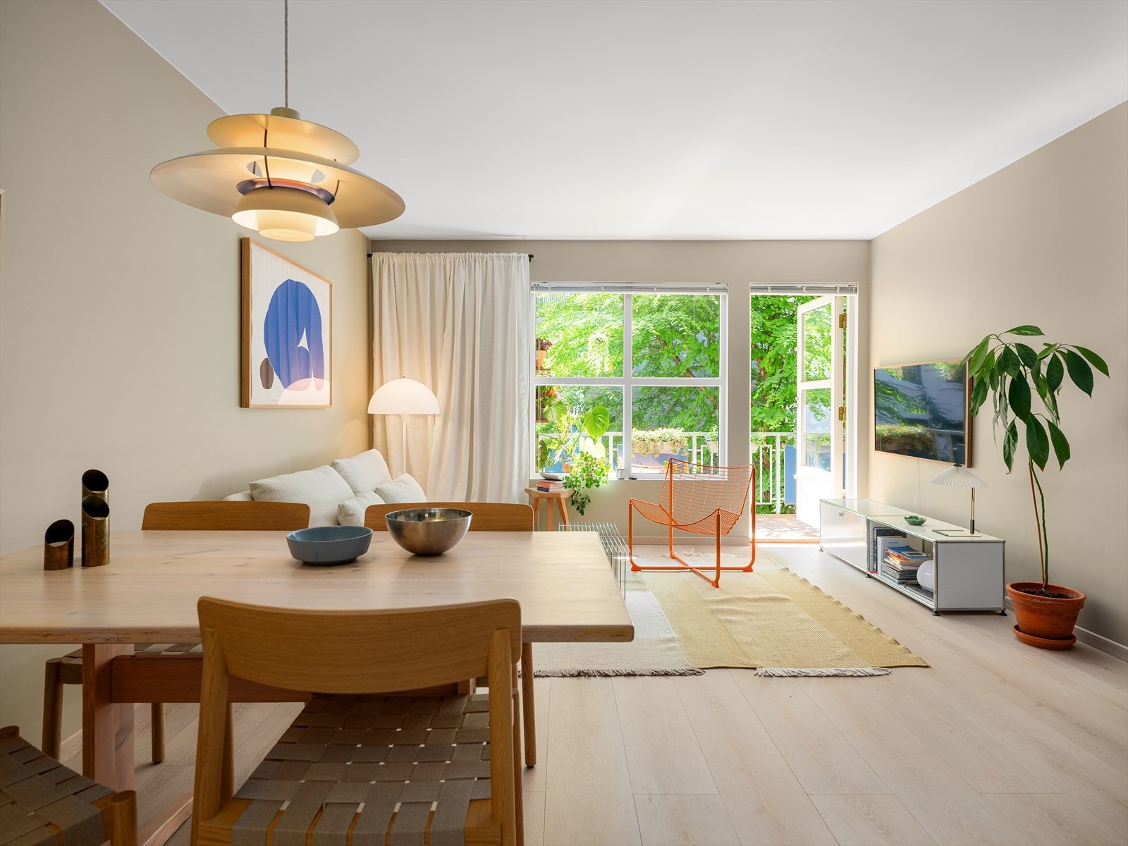 Leiligheten har stilrene overflater med en-stavs laminat med behagelig varme og tidsriktige fargevalg Galleribilde