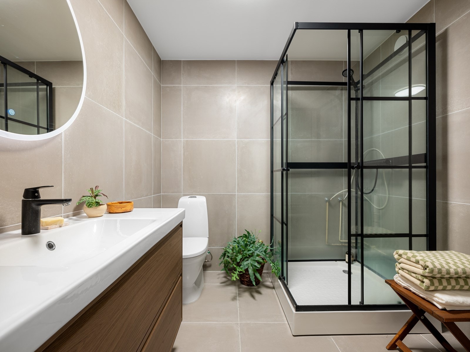 Lekkert og romslig bad oppgradert med flis på flis i senere tid Galleribilde