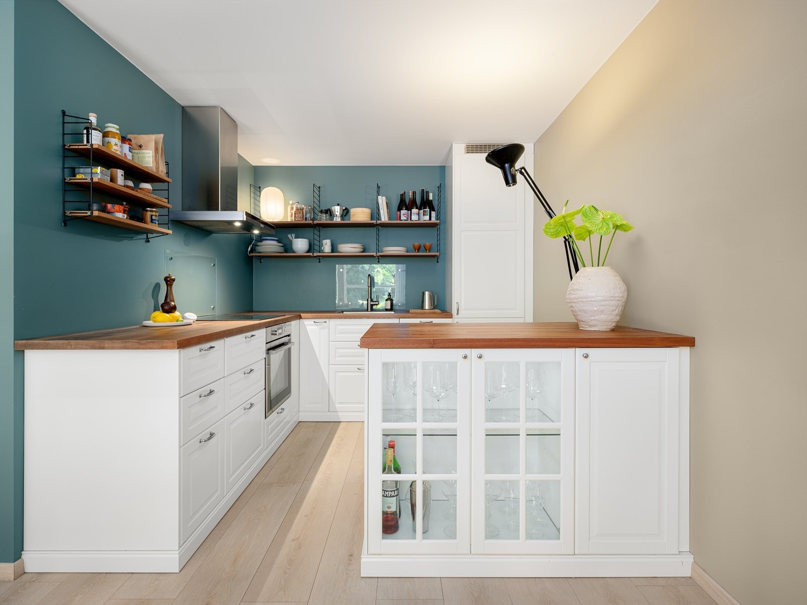 Lys innredning med profilerte fronter og benkeplate i tre Galleribilde