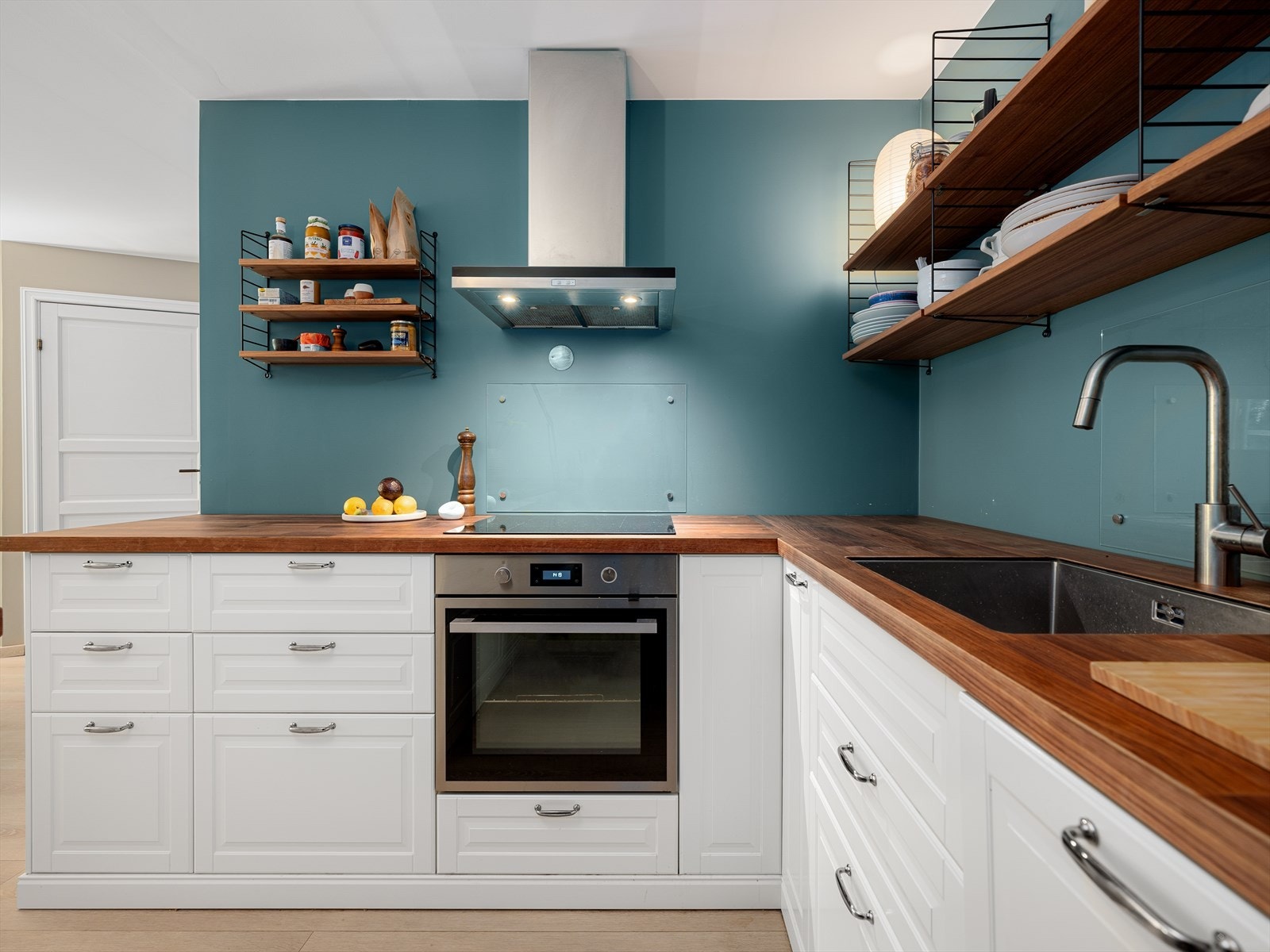 Det er integrerte hvitevarer med platetopp, stekeovn, oppvaskmaskin og kjøl/fryseskap Galleribilde