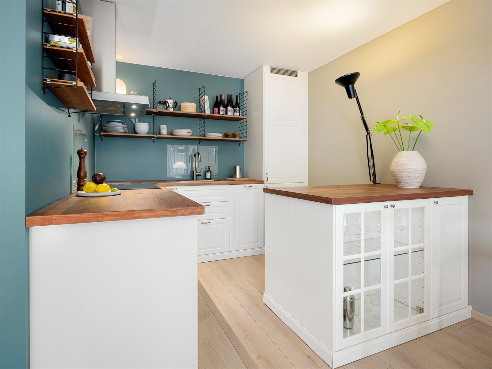 Flott, klassisk kjøkken med øy og skjermet plassering Galleribilde