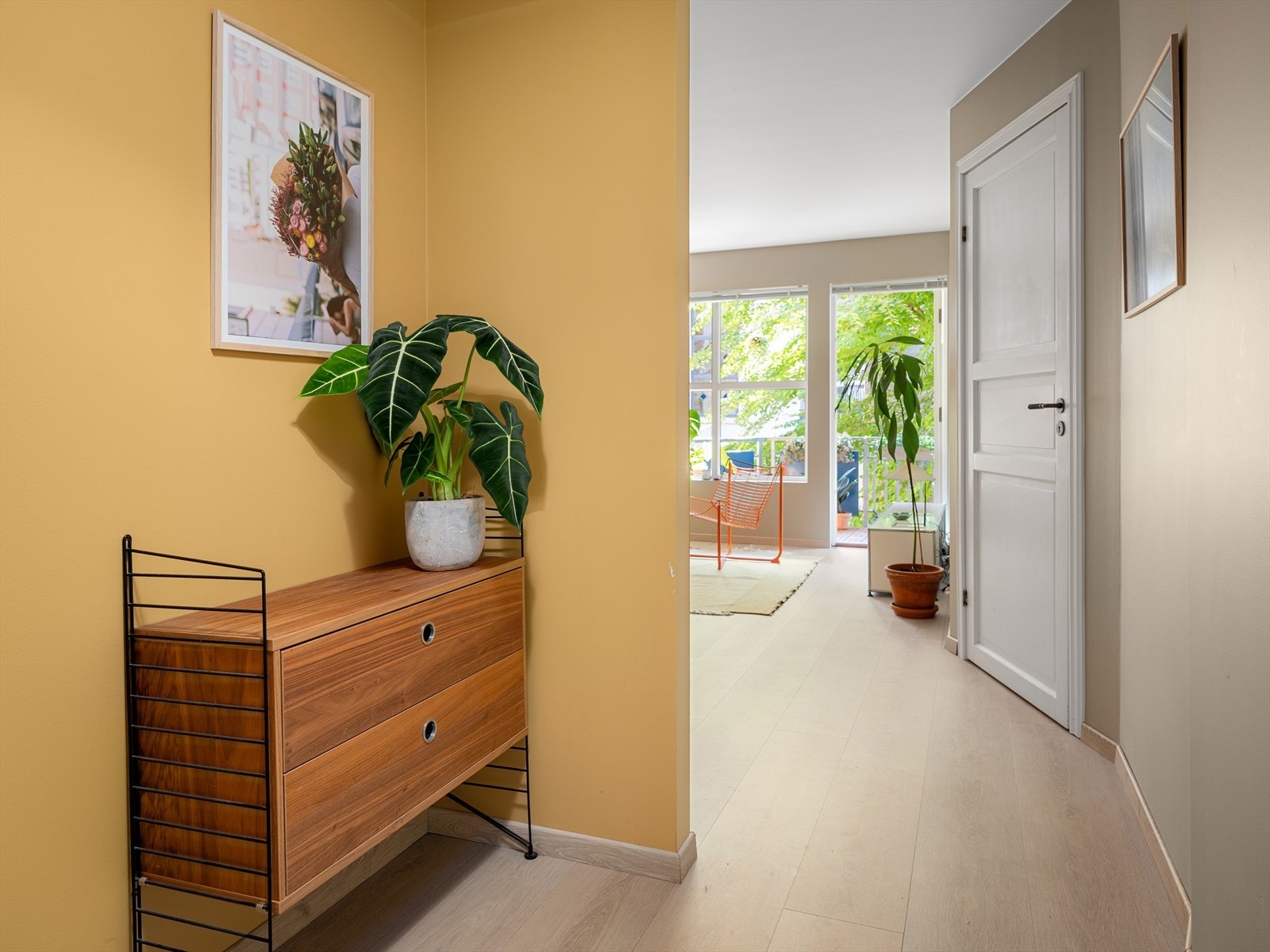 I gangen er det plass til knagger og skohylle for oppbevaring av yttertøy Galleribilde