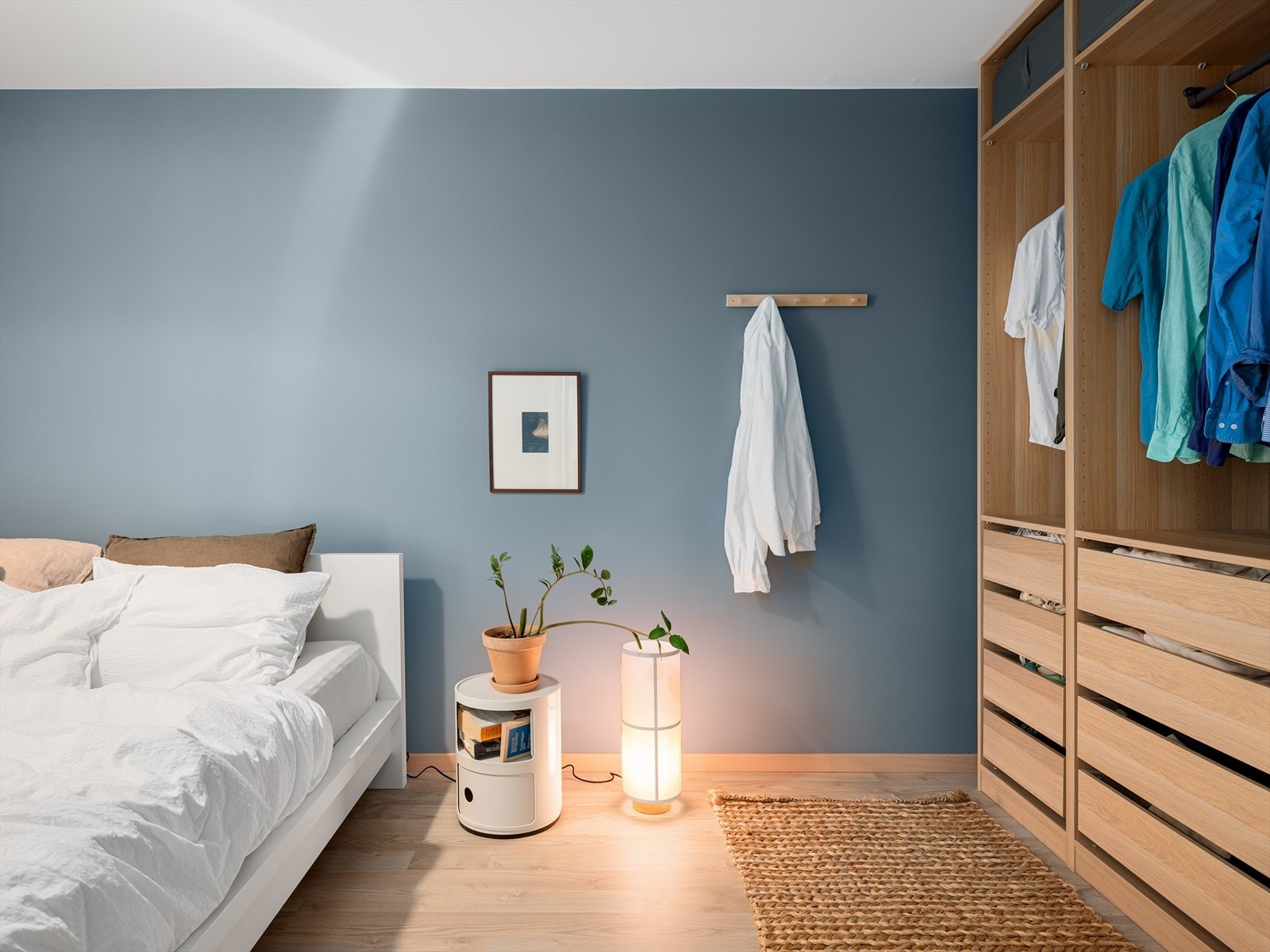 Det er god plass til dobbeltseng og nattbord på hver side Galleribilde